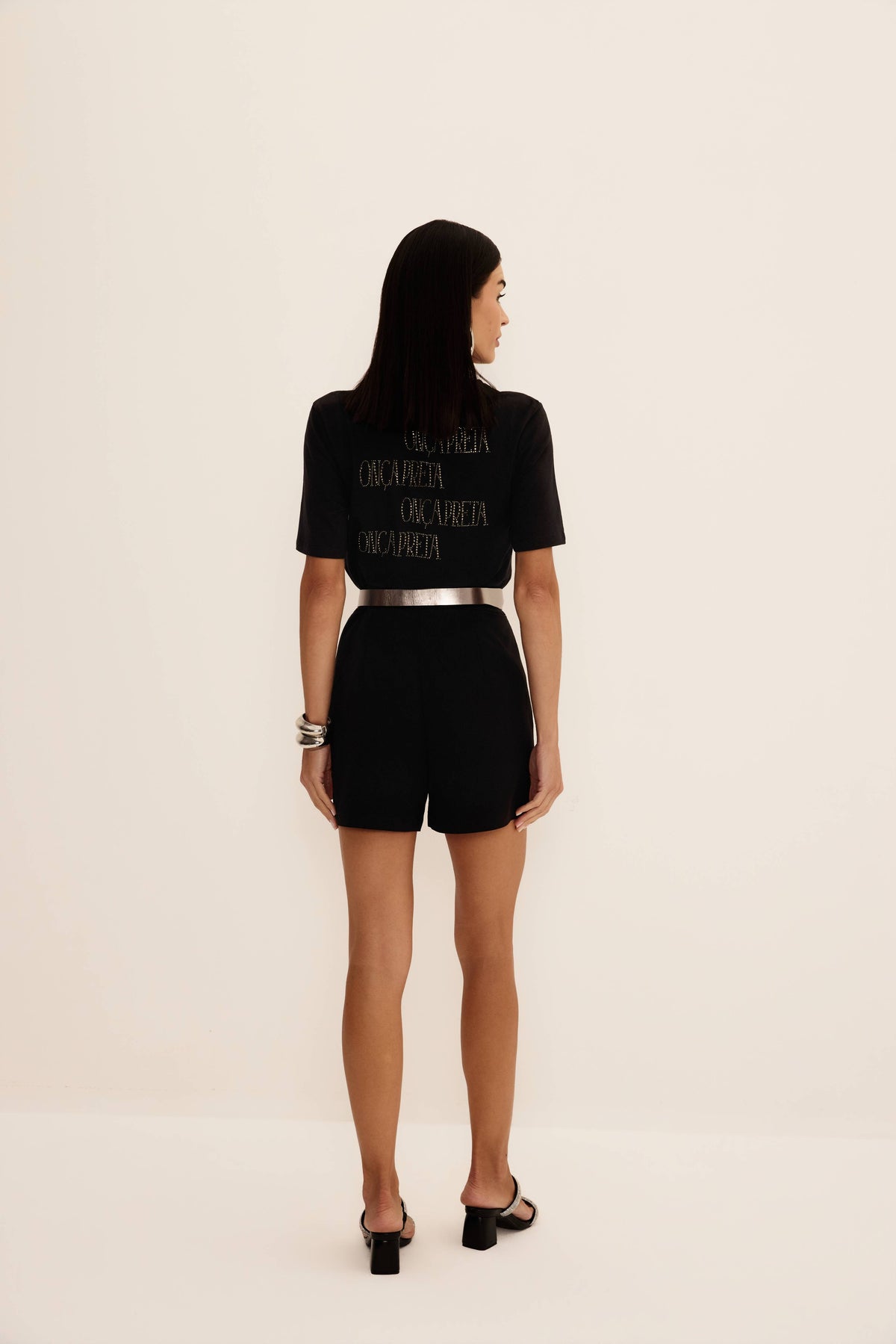 T-shirt comfy preta com strass Onça Preta nas costas, vista de costas