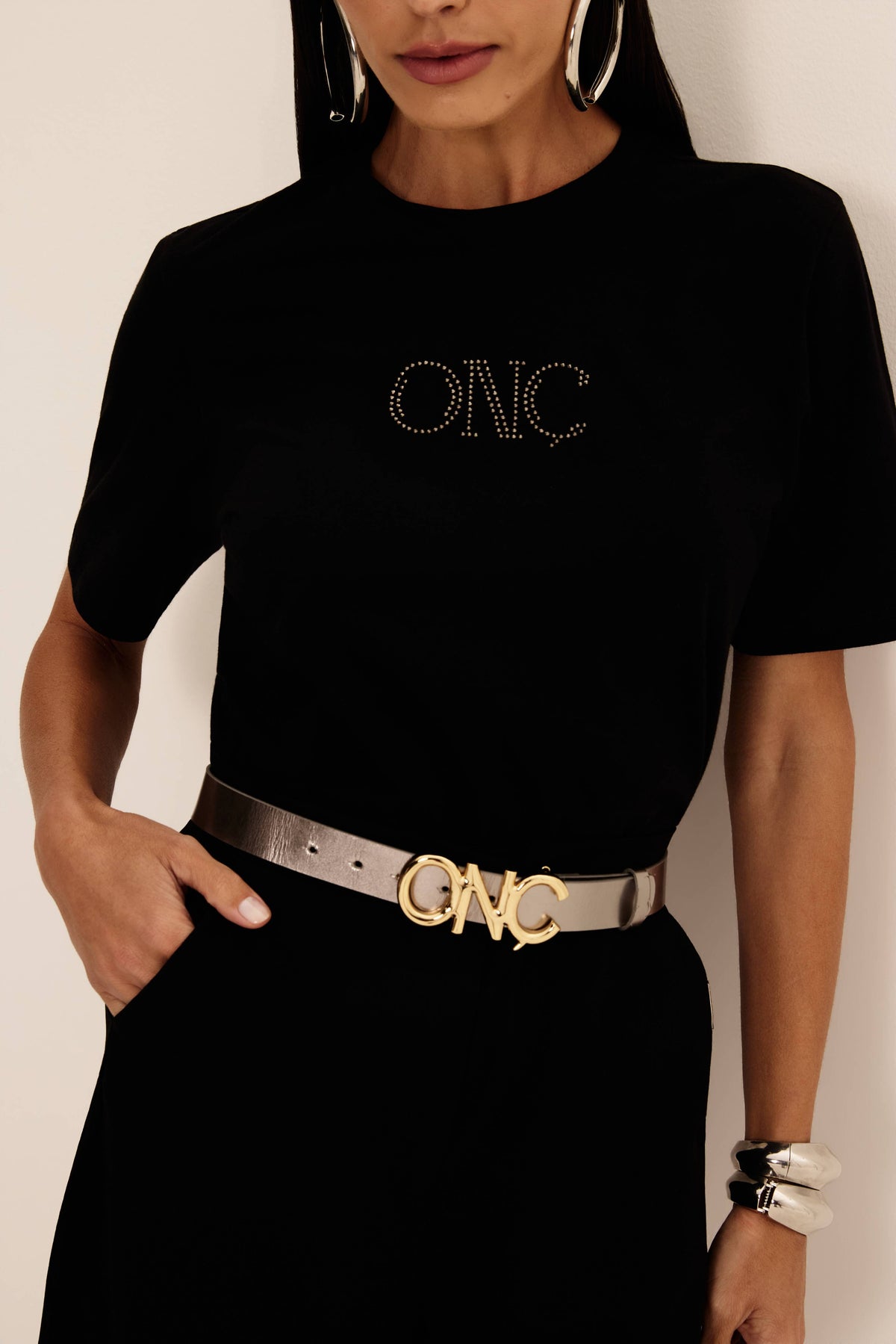 T-shirt comfy preta com aplicação de strass ONÇ na frente, vista de frente