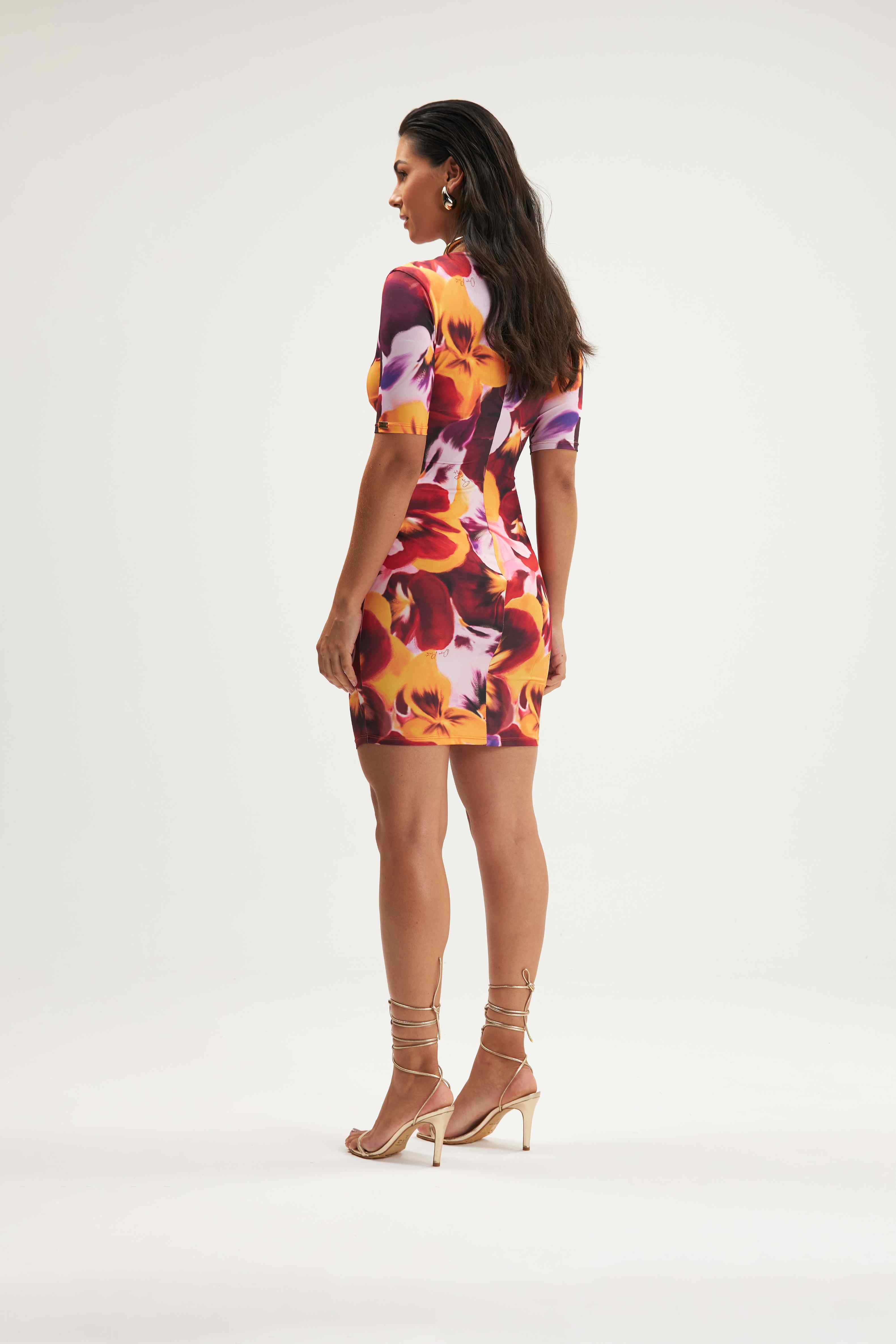 VESTIDO COM FRANZIDO NO CENTRO ONCA PRETA