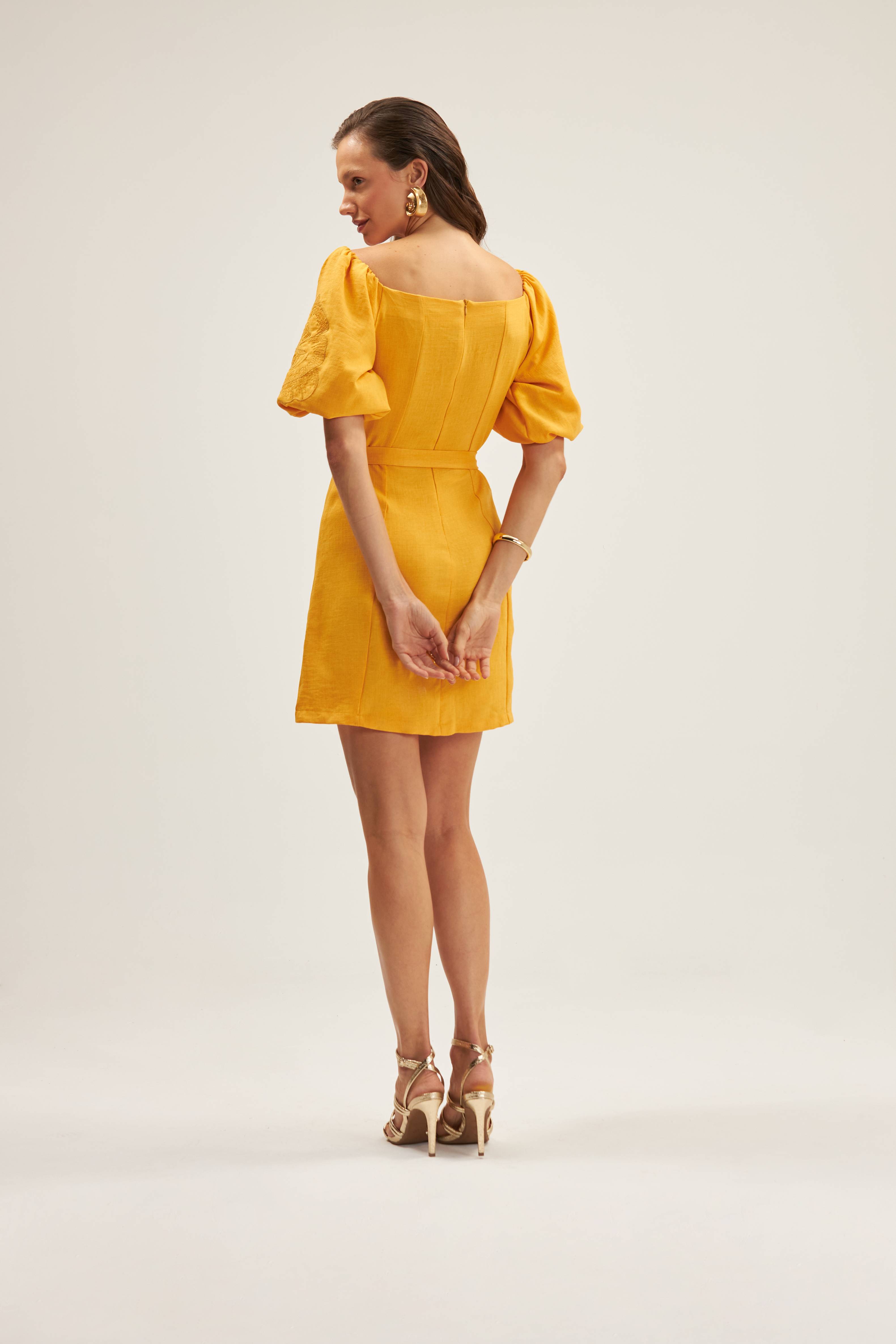 VESTIDO CURTO MANGA BUFANTE BORDADA COM LAÇO