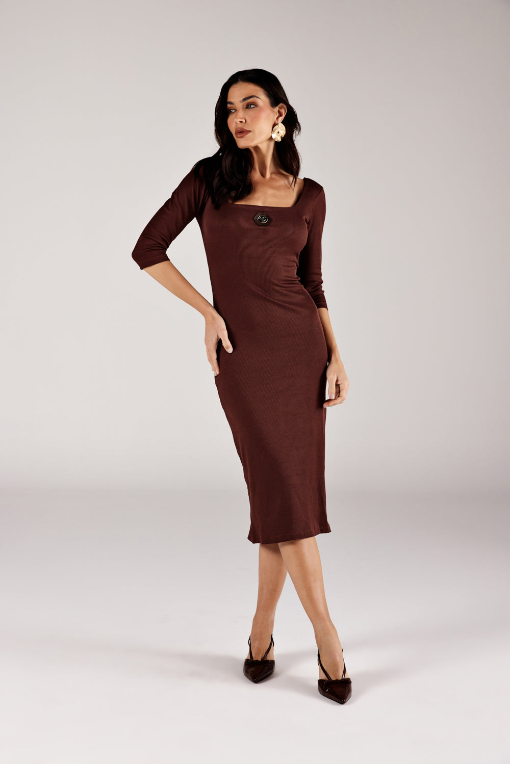 VESTIDO MIDI FEMININO DECOTE QUADRADO ETIQUETA FRONTAL CANELADO ONÇA PRETA