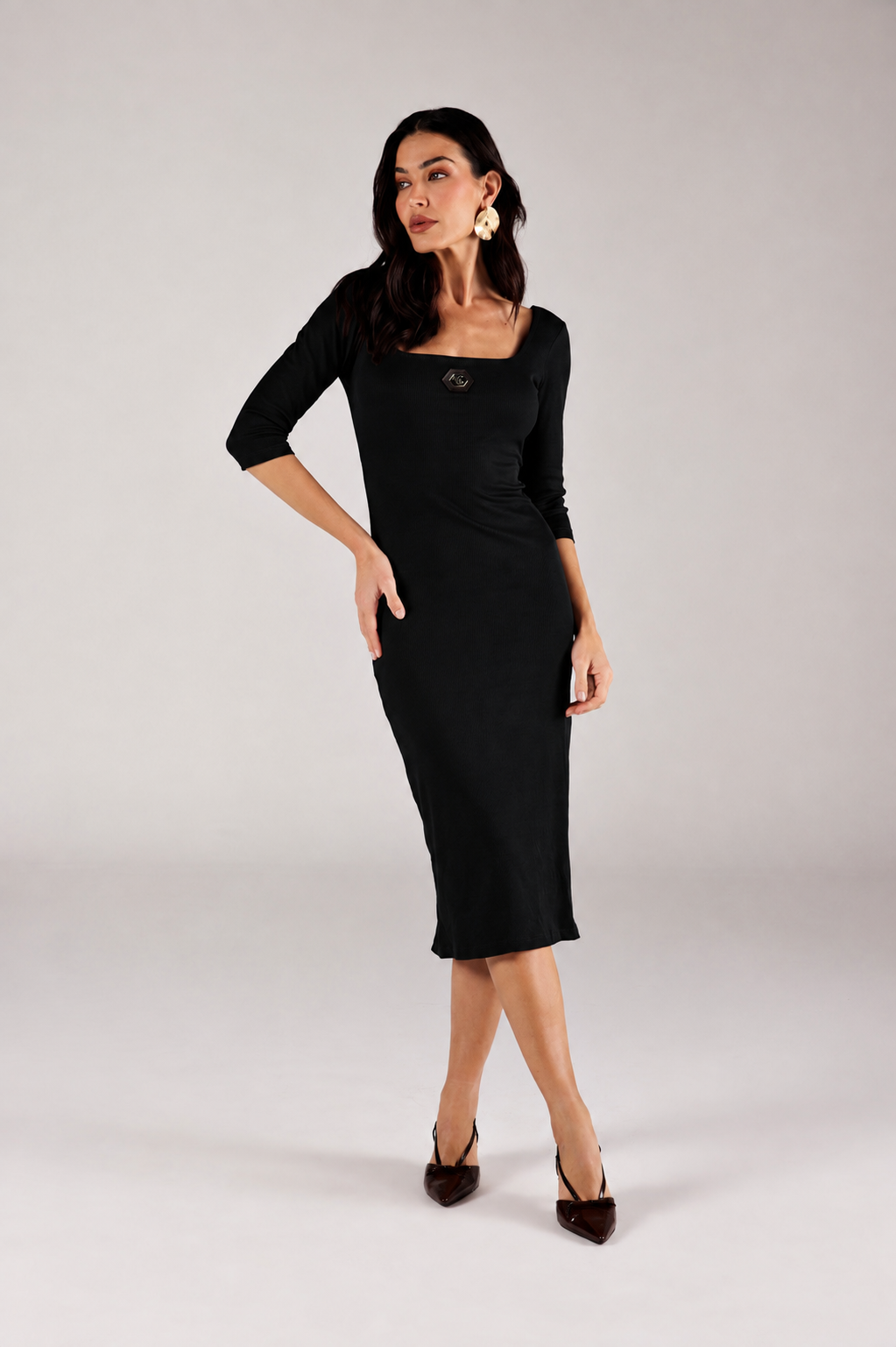 VESTIDO MIDI FEMININO DECOTE QUADRADO ETIQUETA FRONTAL CANELADO ONÇA PRETA