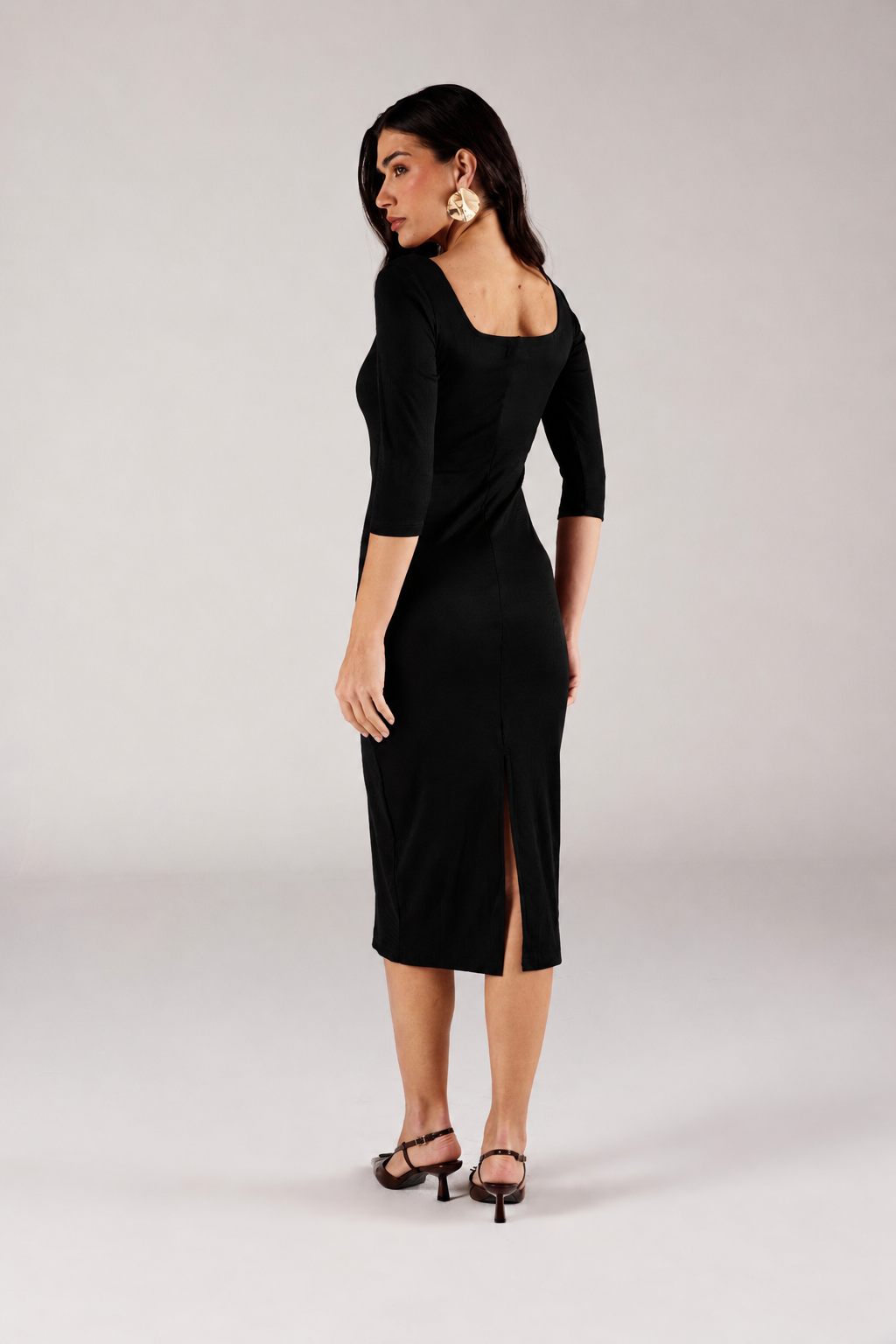 VESTIDO MIDI FEMININO DECOTE QUADRADO ETIQUETA FRONTAL CANELADO ONÇA PRETA