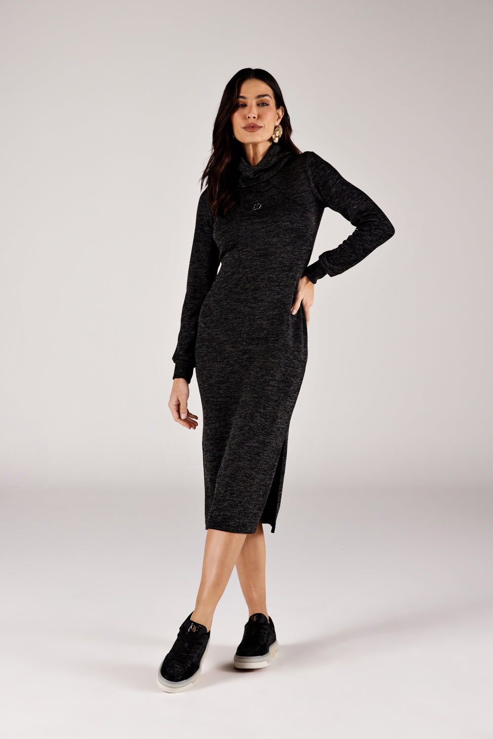 Vestido midi preto gola boba look completo frontal com tênis Onça Preta