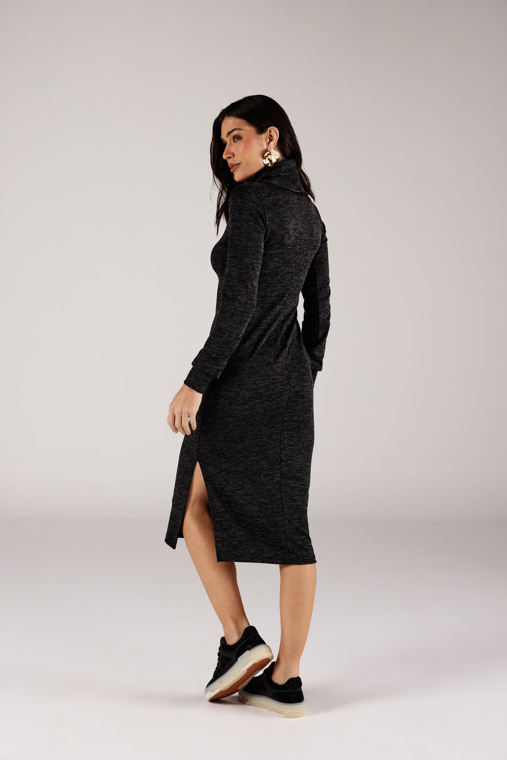 Vestido midi preto gola boba vista traseira com tênis Onça Preta
