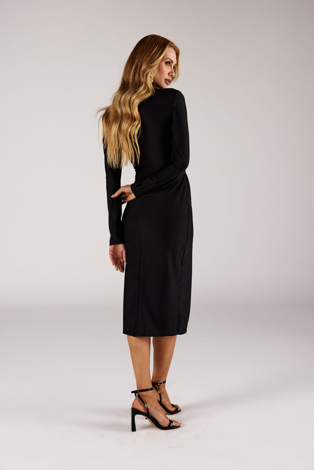 Vestido midi preto transpasse vista traseira Onça Preta