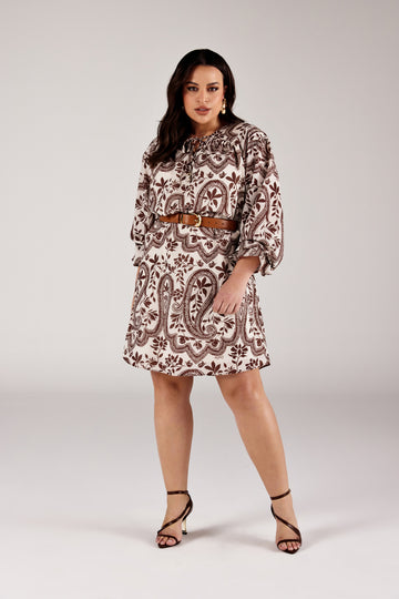  Vestido curto boho estampado, look de frente com cinto de couro Onça Preta