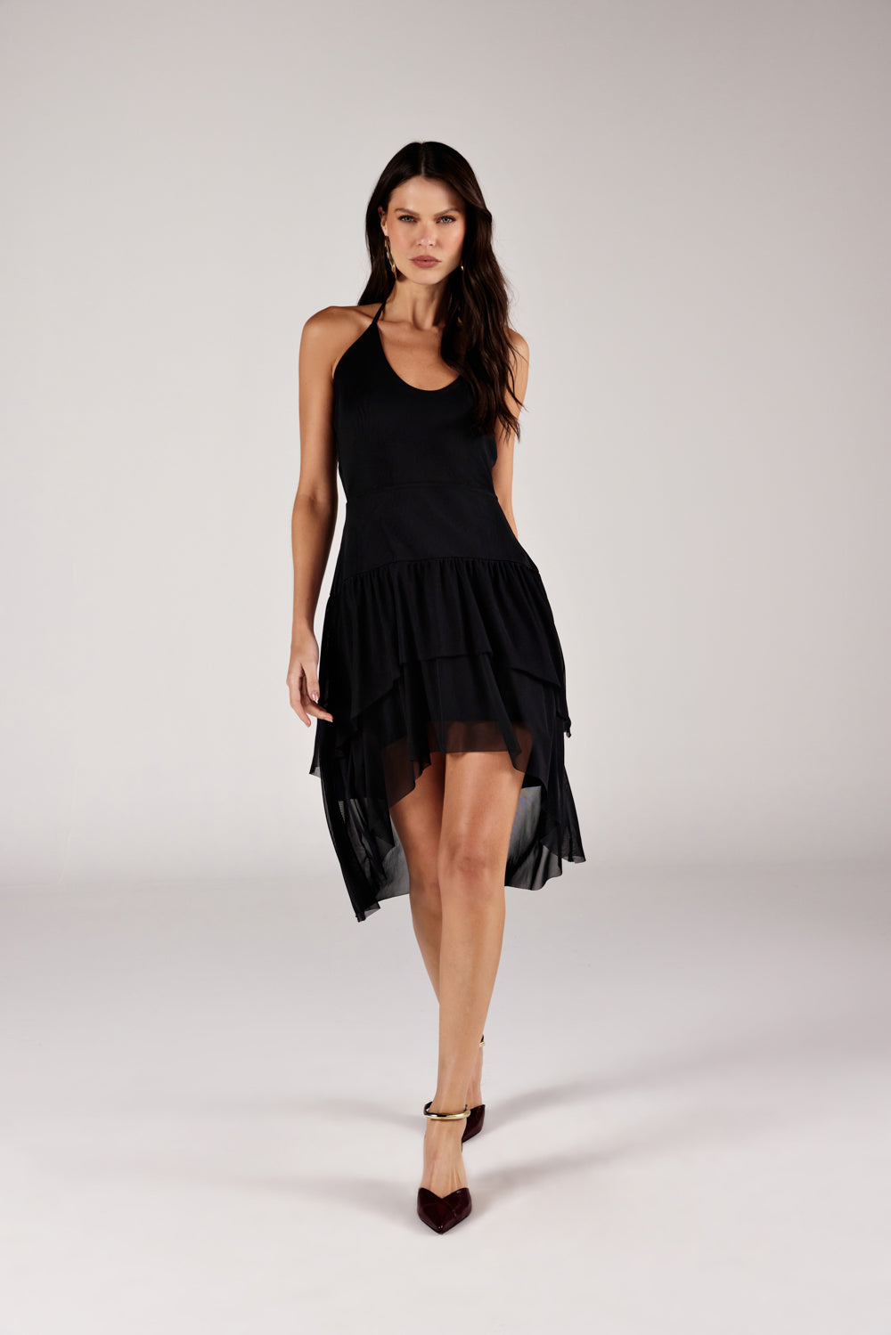 Vestido curto assimétrico preto look de frente com decote em U Onça Preta