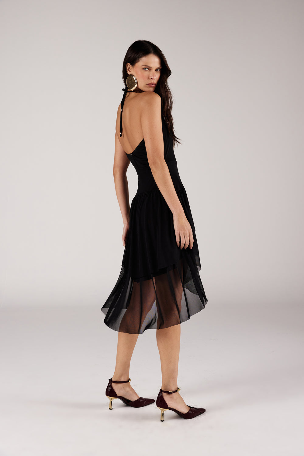 Vestido curto assimétrico preto vista traseira com barra em camadas de tule Onça Preta
