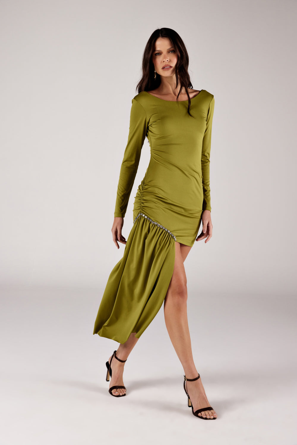  Vestido assimétrico verde look de frente em movimento com barra fluida Onça Preta