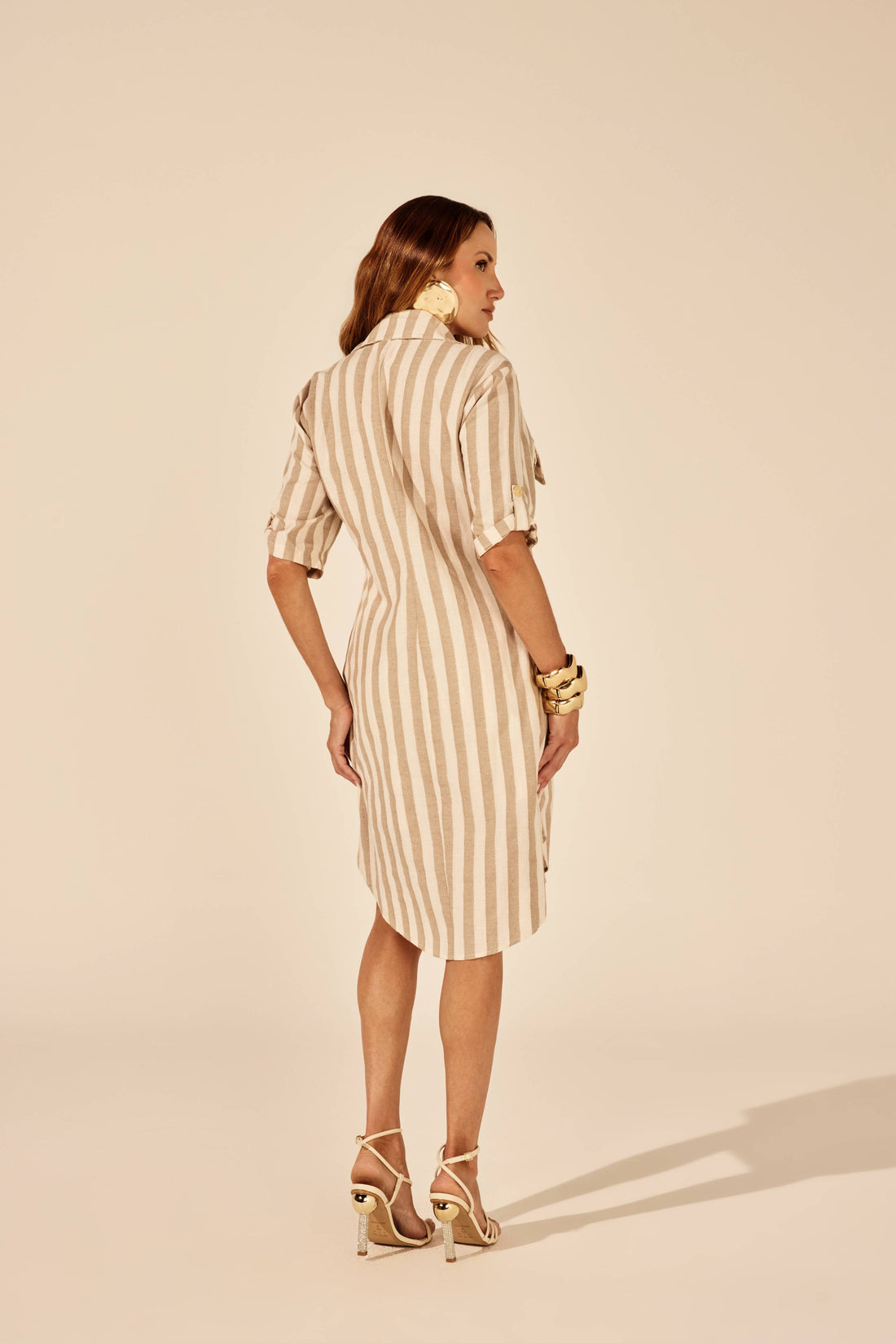 VESTIDO CHEMISIER ALFAIATARIA LISTRADO BEGE E OFF WHITE