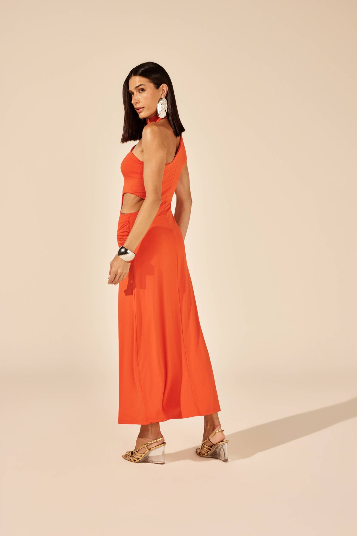 Vestido midi franzido laranja com recorte vazado lateral, vista traseira com anabela transparente Onça Preta