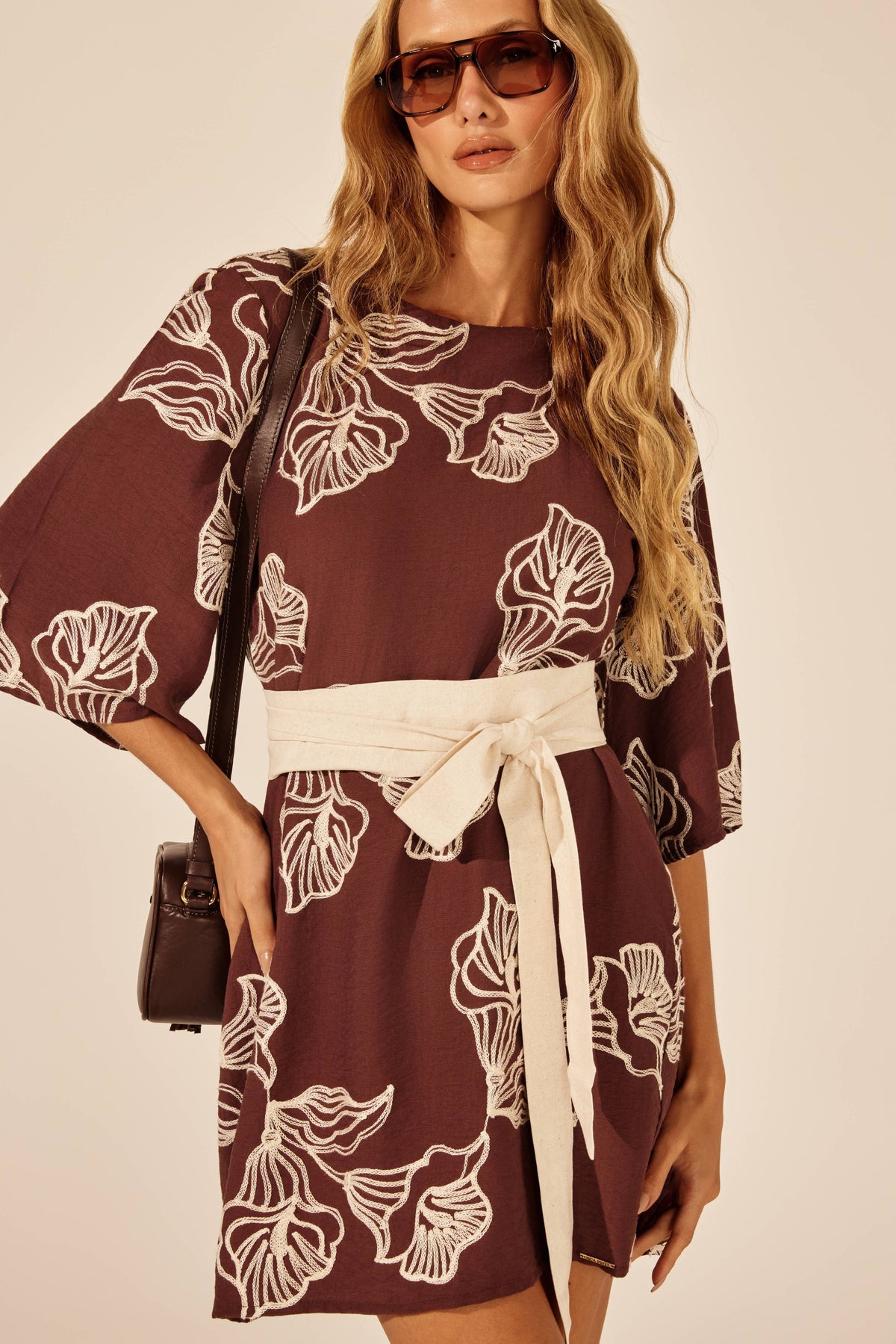 VESTIDO CURTO TEE BORDADO MARROM
