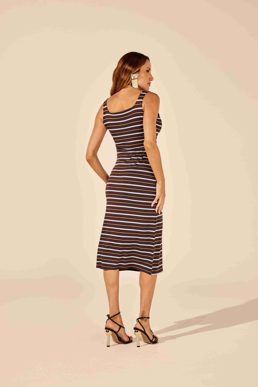 Vestido midi decote quadrado listra marrom e azul - mulher poderosa em ambiente sofisticado Onça Preta