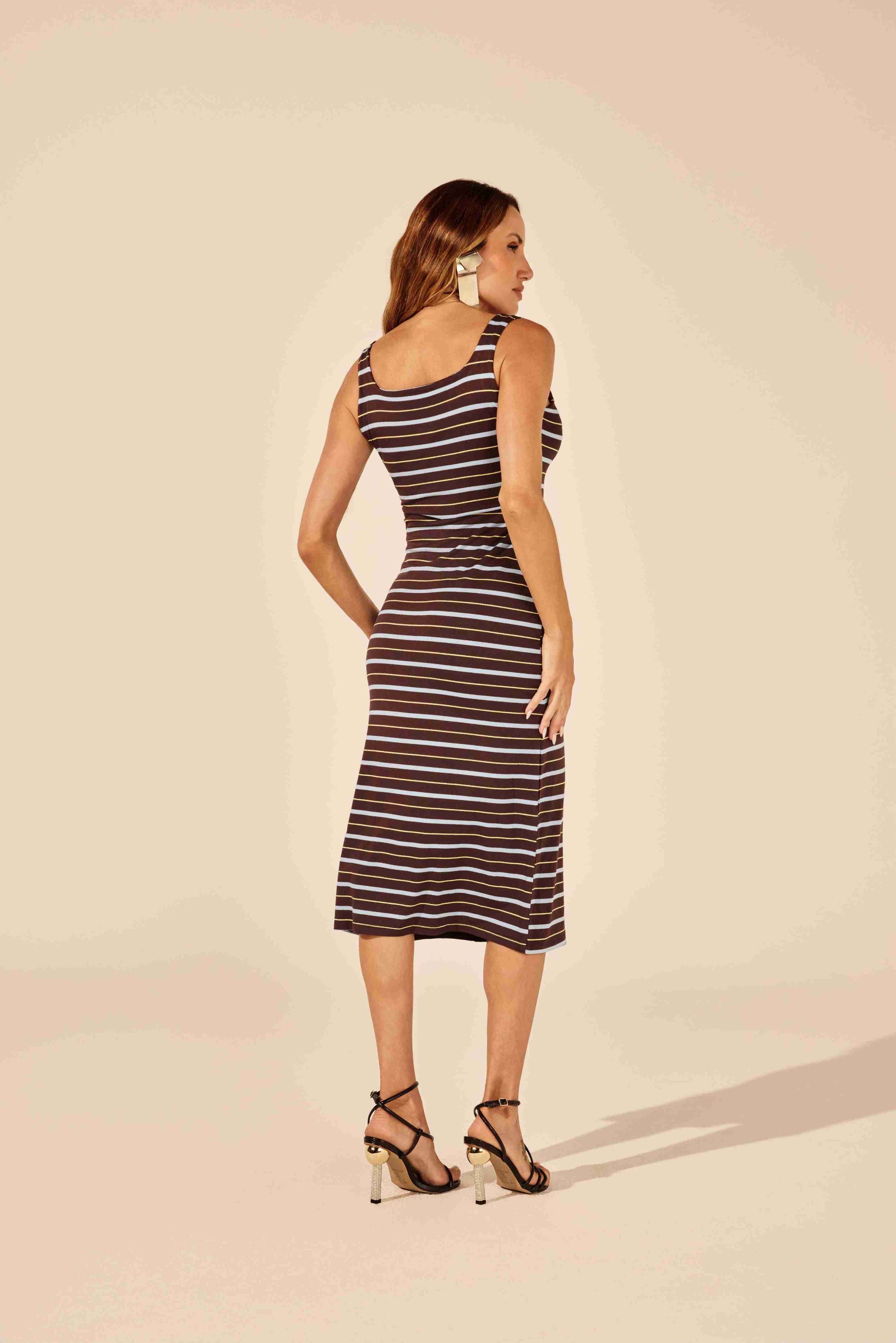 Vestido midi decote quadrado listra marrom e azul - mulher poderosa em ambiente sofisticado Onça Preta
