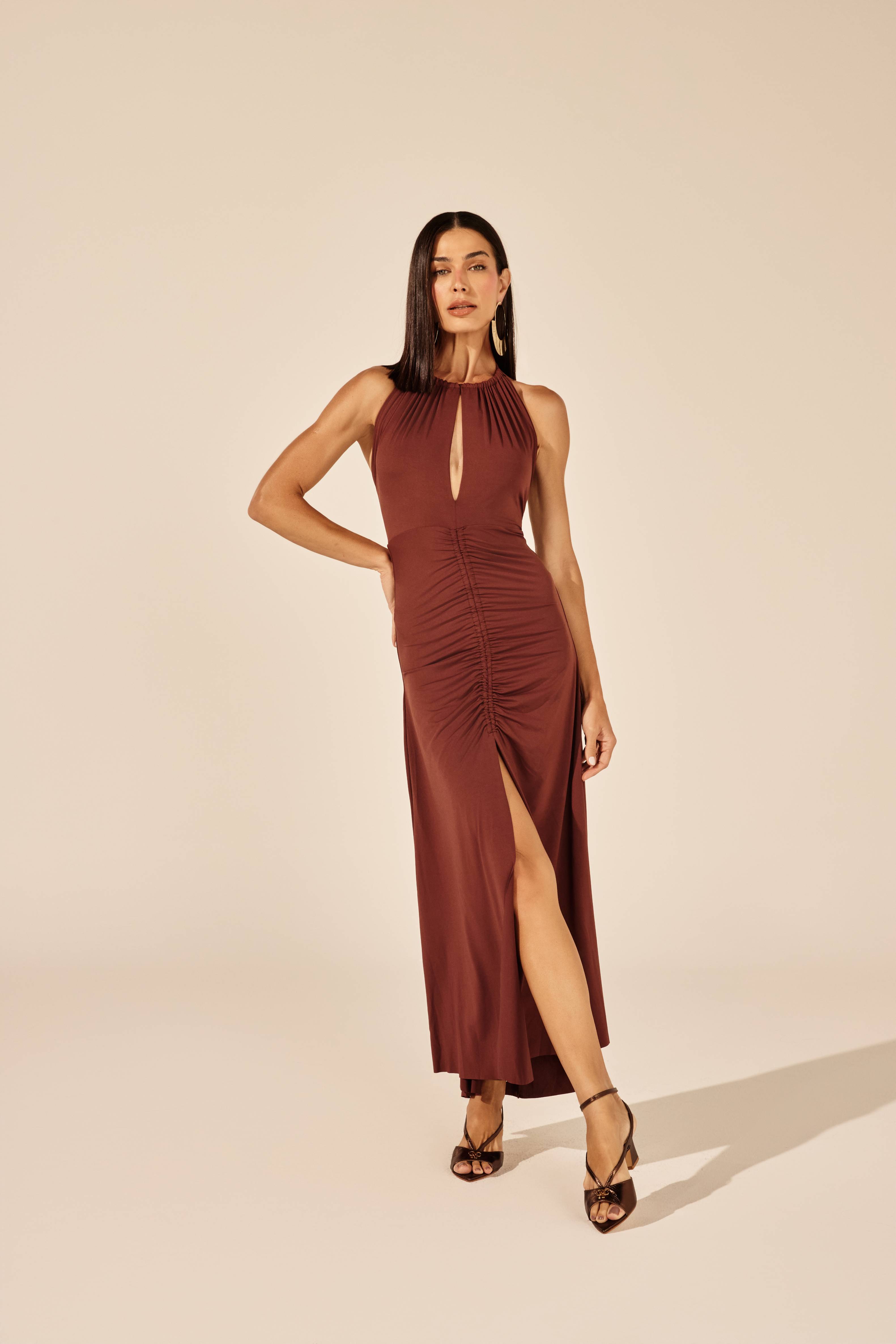 Vestido longo franzido cintura, look de frente com decote gota Onça Preta