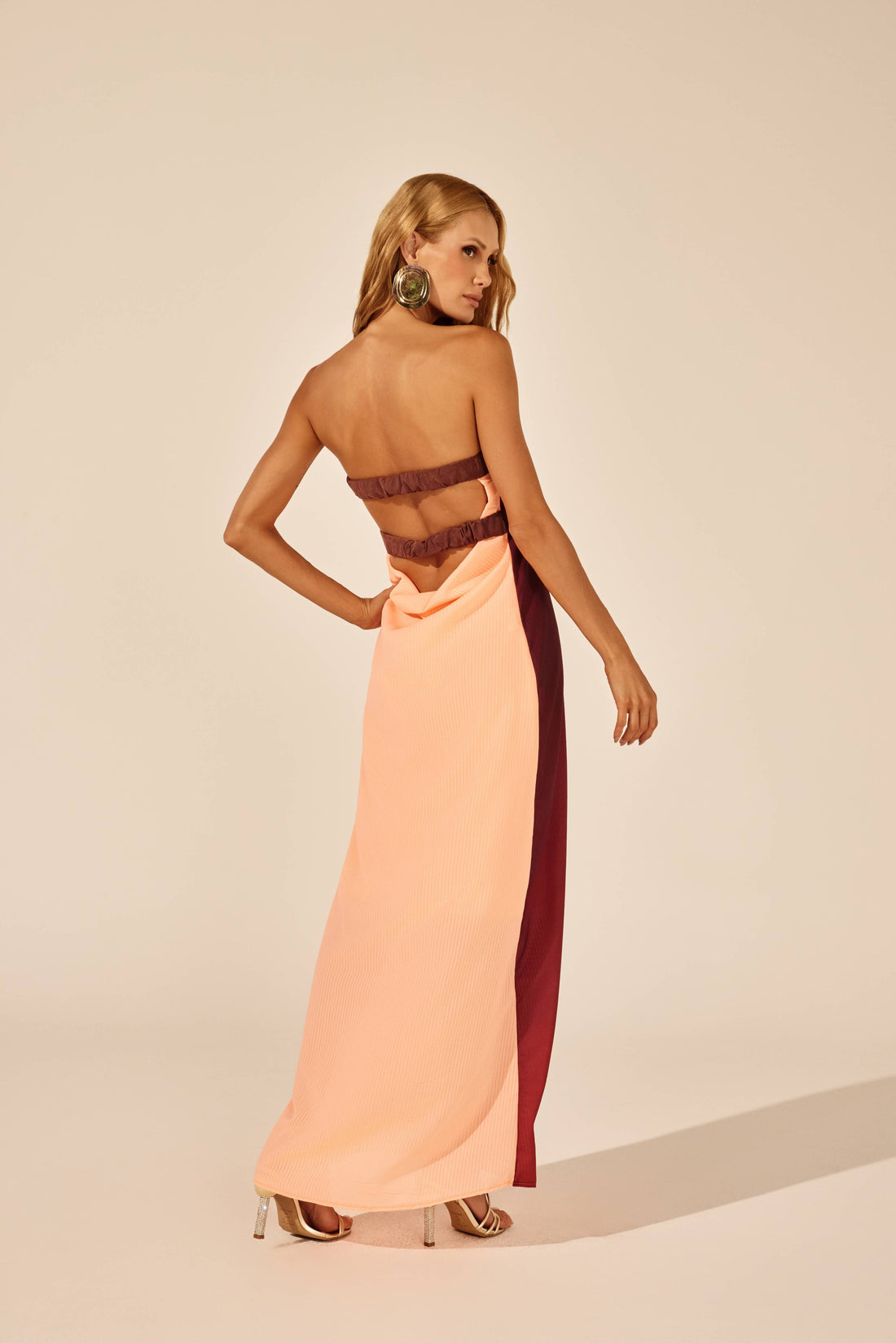 Vestido longo tomara que caia degradê, look de frente Onça Preta