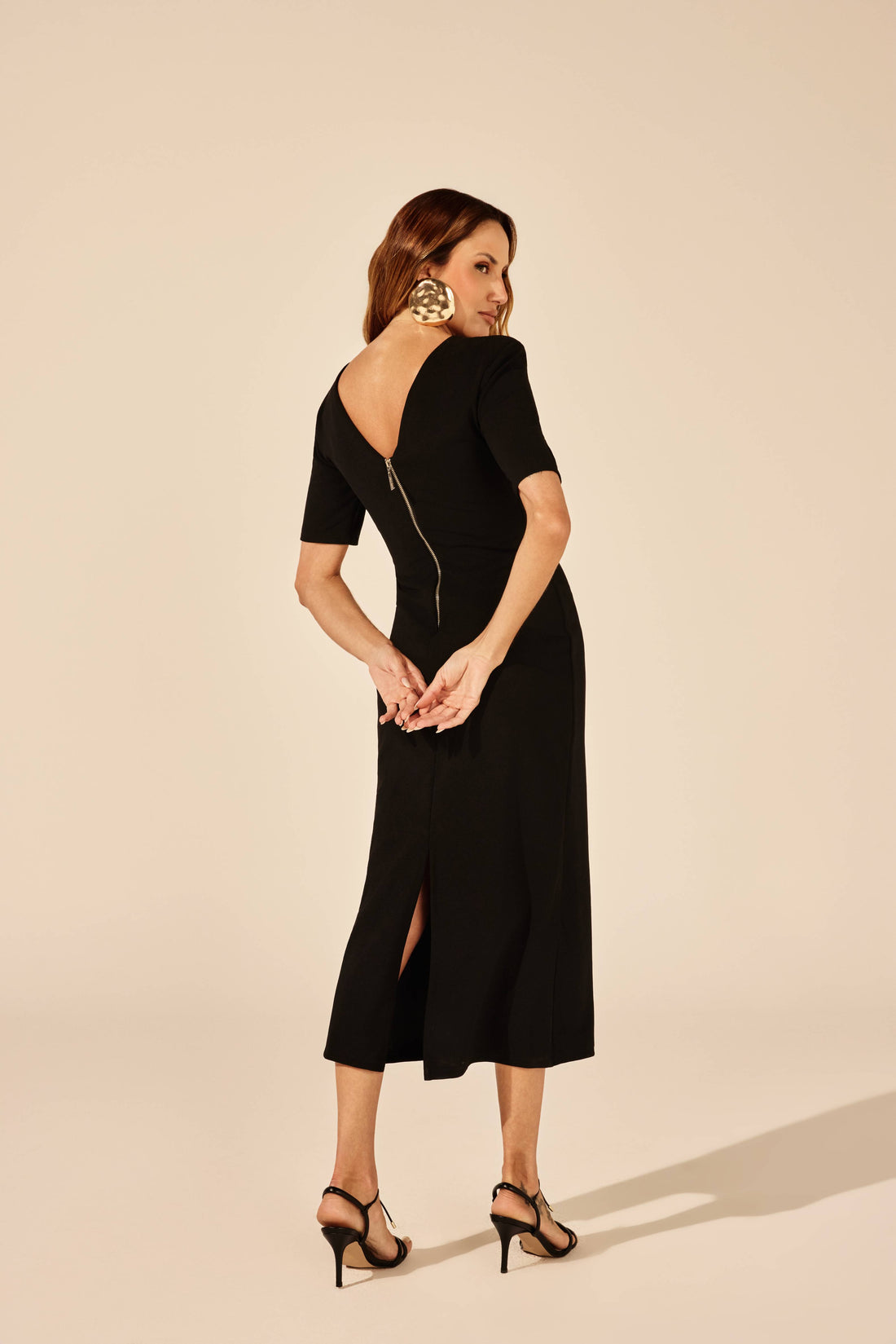  Vestido midi preto justo, look de frente Onça Preta