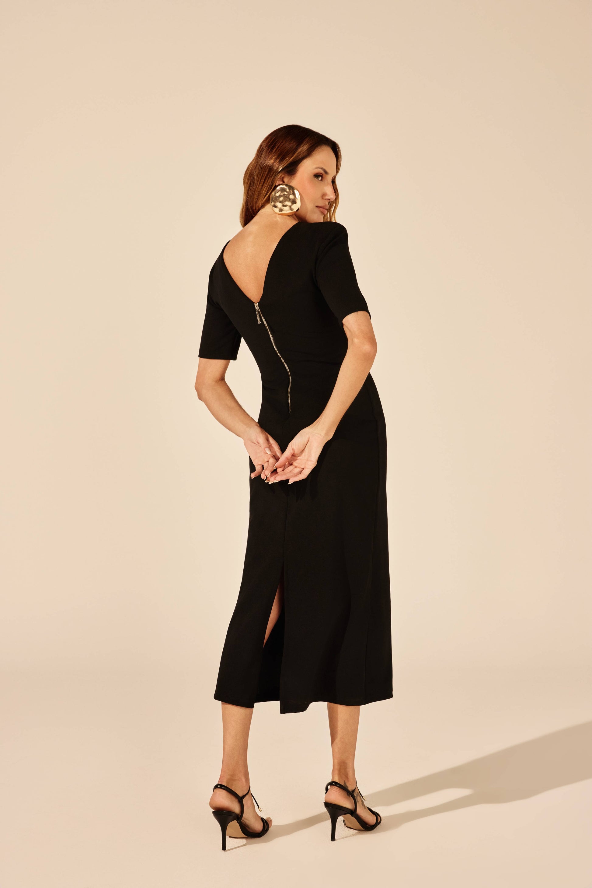 Vestido midi preto decote em V nas costas com zíper, vista traseira Onça Preta
