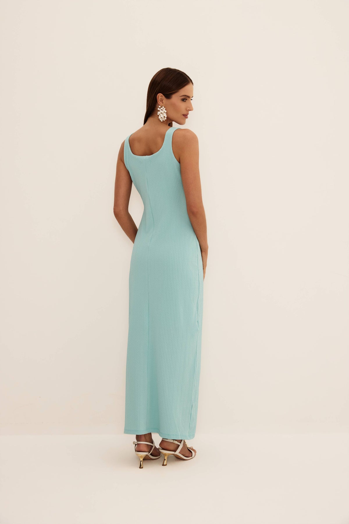 Vestido super midi comfy azul claro visto de costas, com alças largas, recortes e malha texturizada
