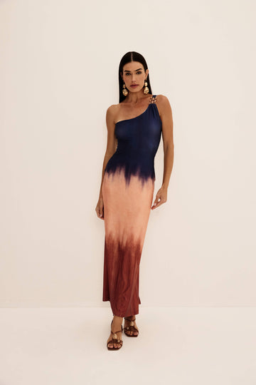 Vestido midi degradê coral e azul de ombro só com metal na alça, vista de frente