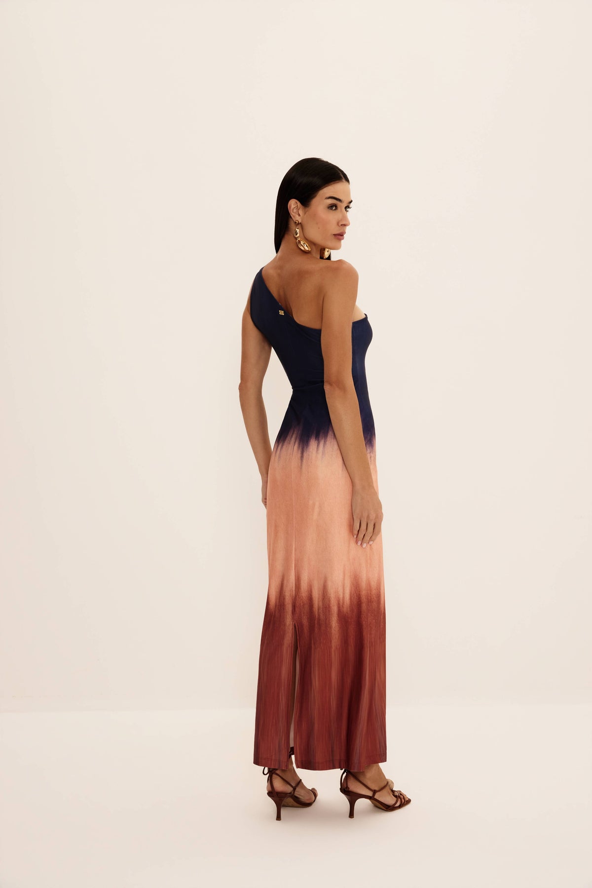 Vestido midi degradê coral e azul de ombro só com fenda nas costas, vista de costas