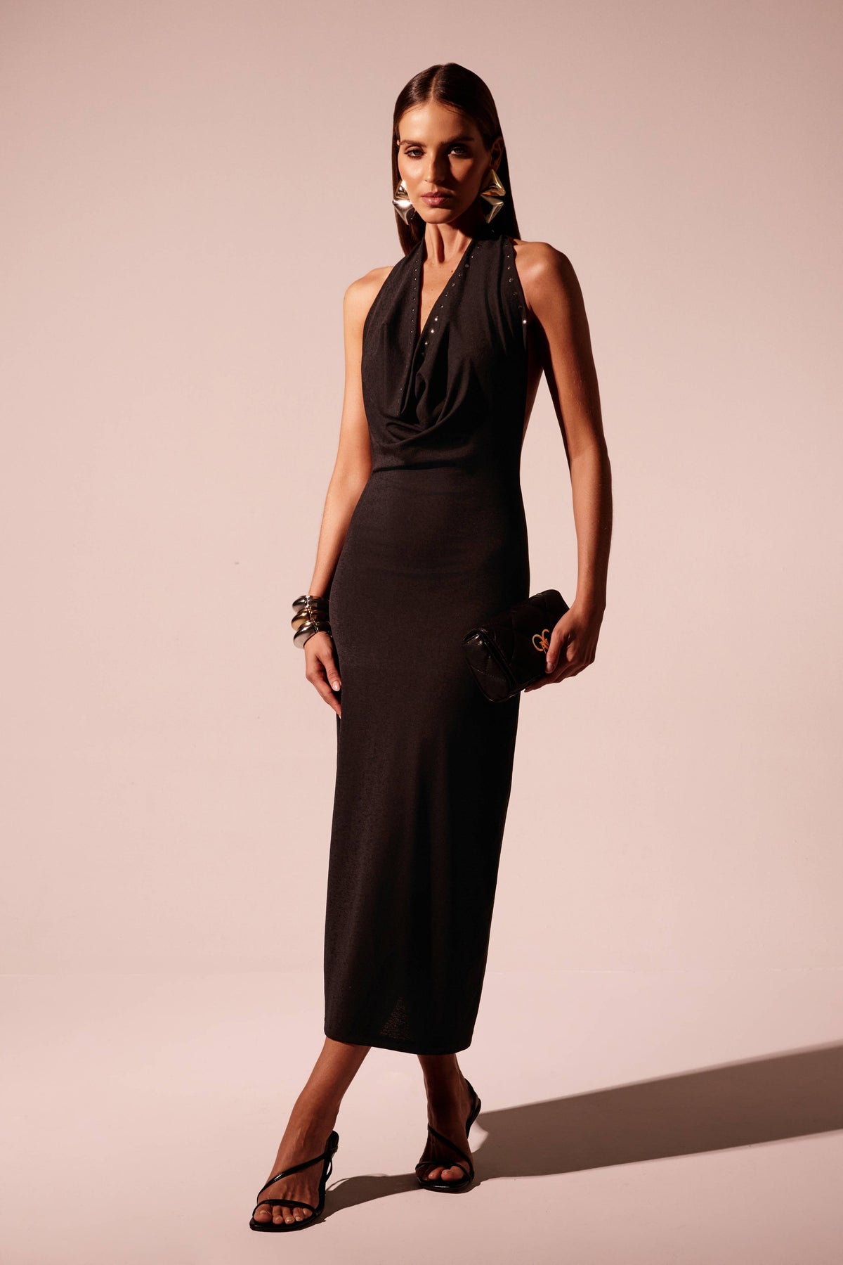Vestido midi preto frente única com decote drapeado e tachas metálicas, vista de frente