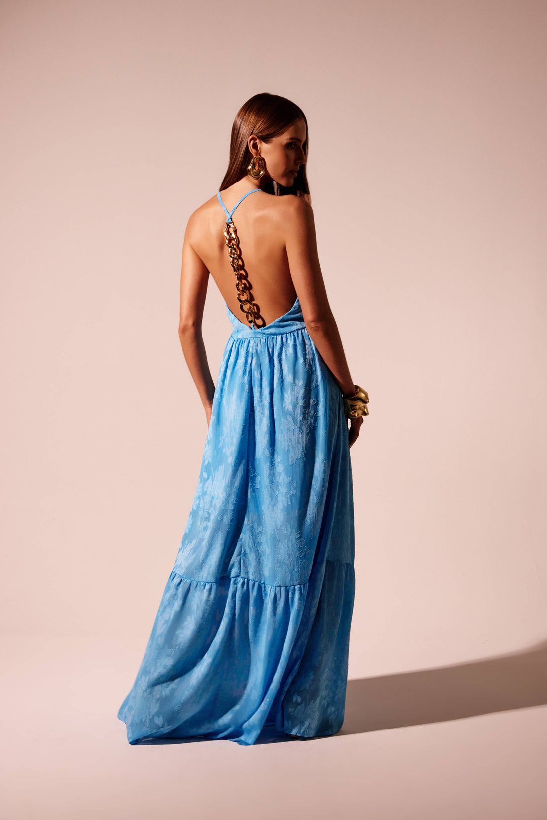 Vestido longo azul decote V com saia fluida em camadas e textura floral, look frontal Onça Preta