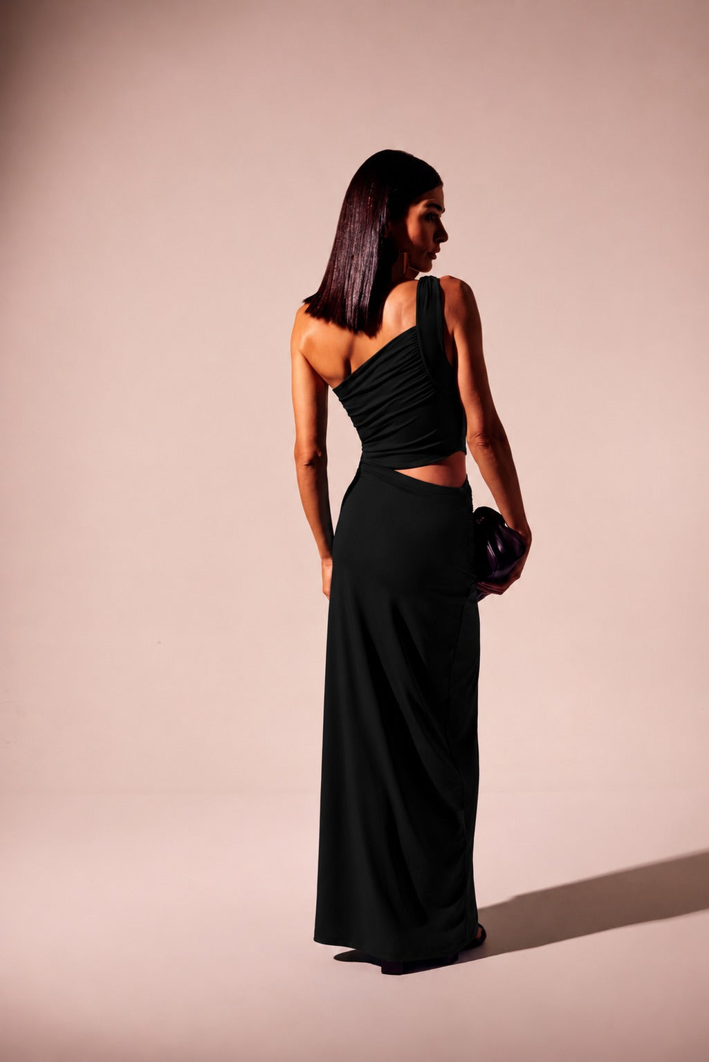 VESTIDO LONGO OMBRO ÚNICO FRANZIDO COM RECORTE LATERAL