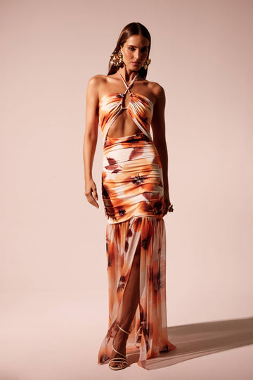 Vestido longo floral laranja franzido com frente única e recorte no busto, look frontal com barra em tule Onça Preta