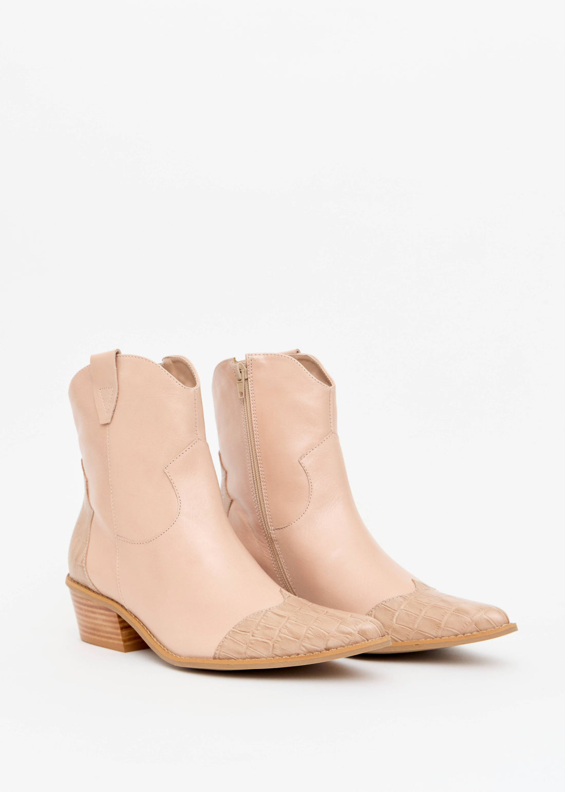 Bota western bico fino couro nude detalhe croco salto cubano Onça Preta