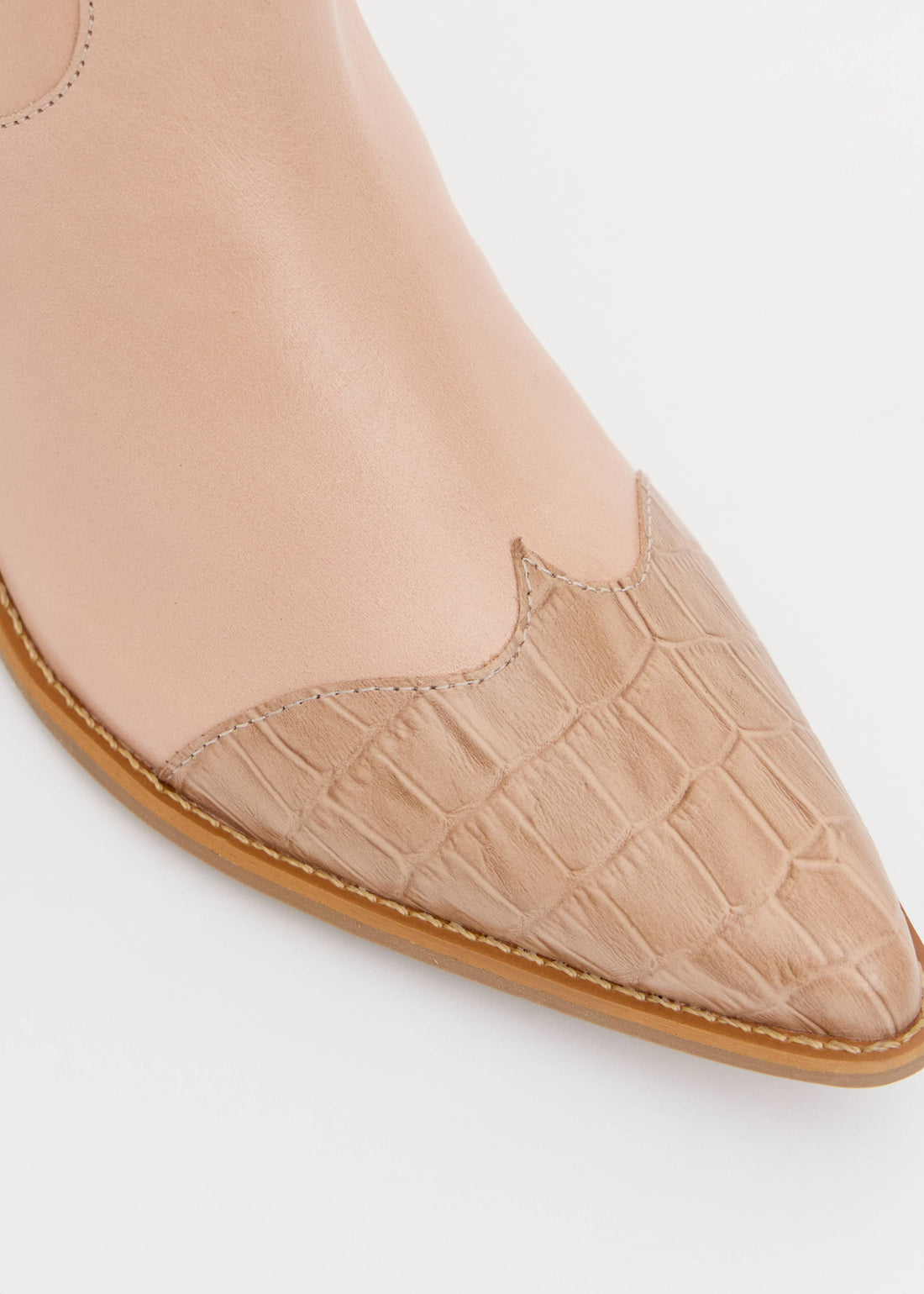 Bota western bico fino couro nude detalhe croco salto cubano Onça Preta