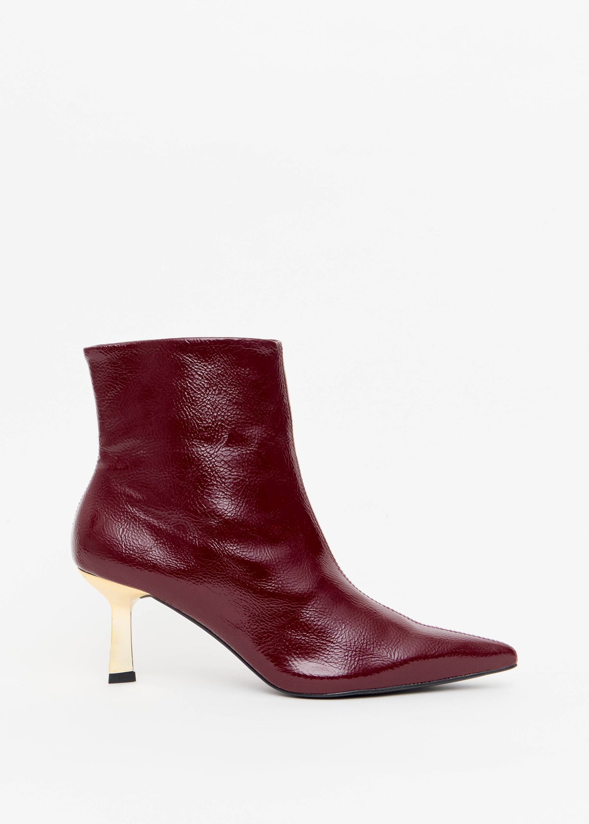 BOTA CANO CURTO VERNIZ SALTO DOURADO