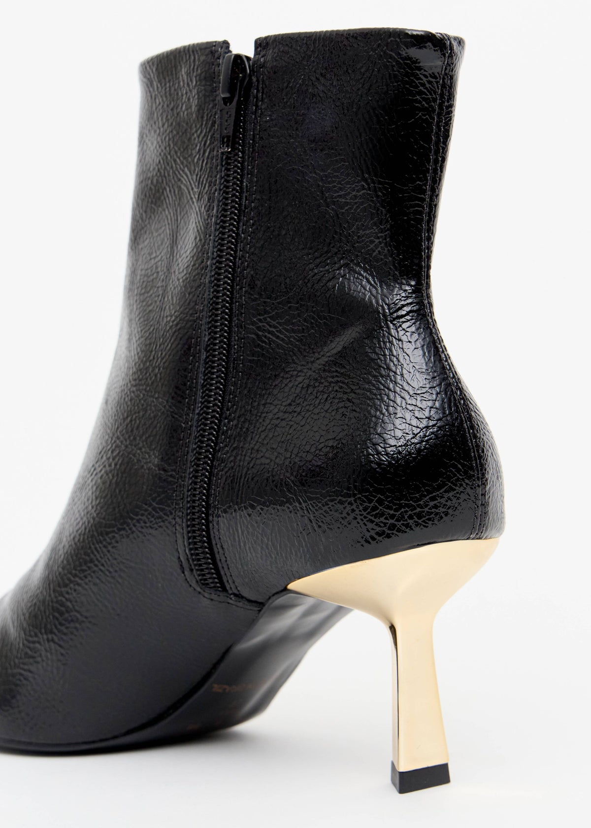 BOTA CANO CURTO VERNIZ SALTO DOURADO