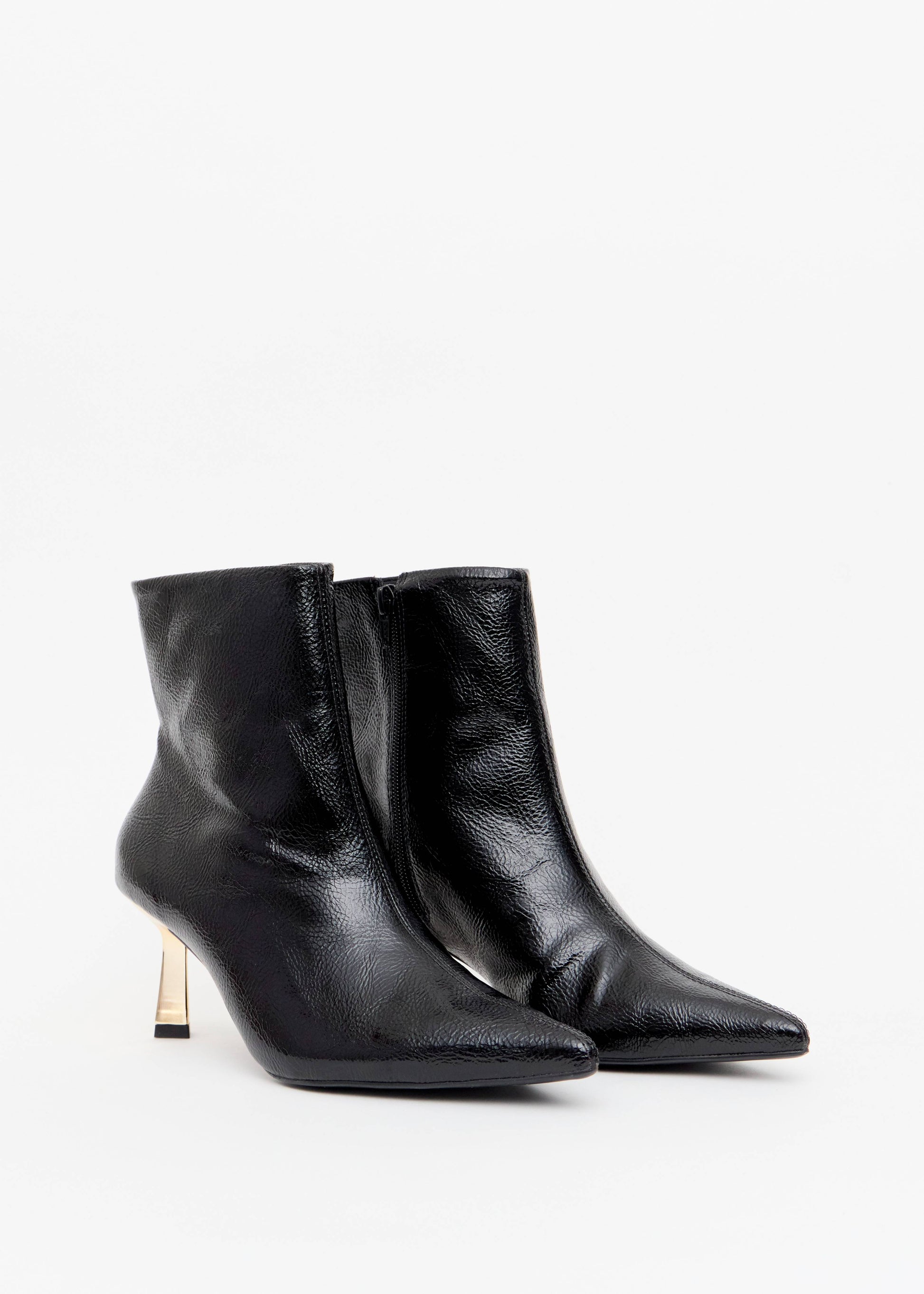 Bota cano curto verniz preto bico fino salto agulha dourado Onça Preta

