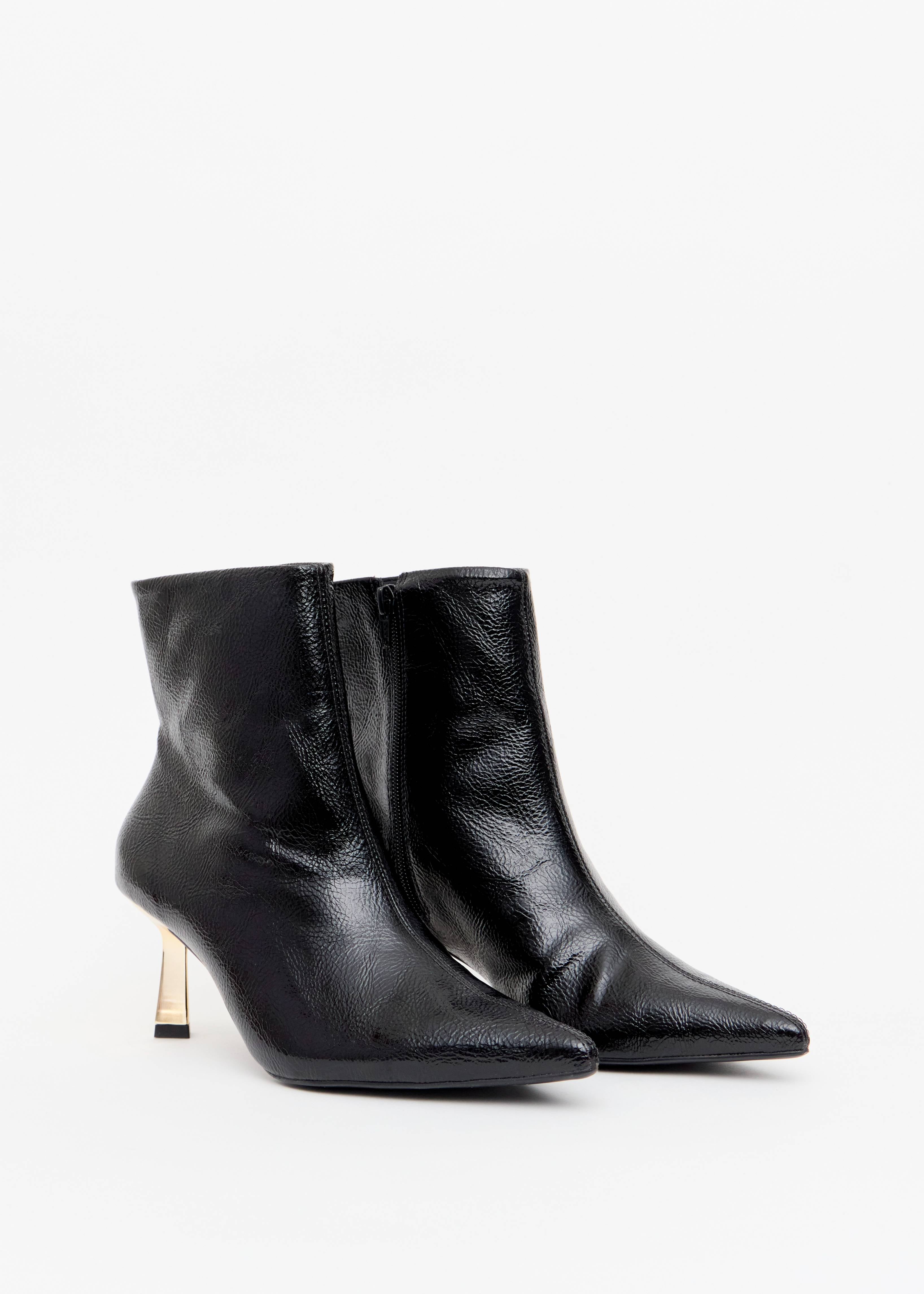 Bota cano curto verniz preto bico fino salto agulha dourado Onça Preta

