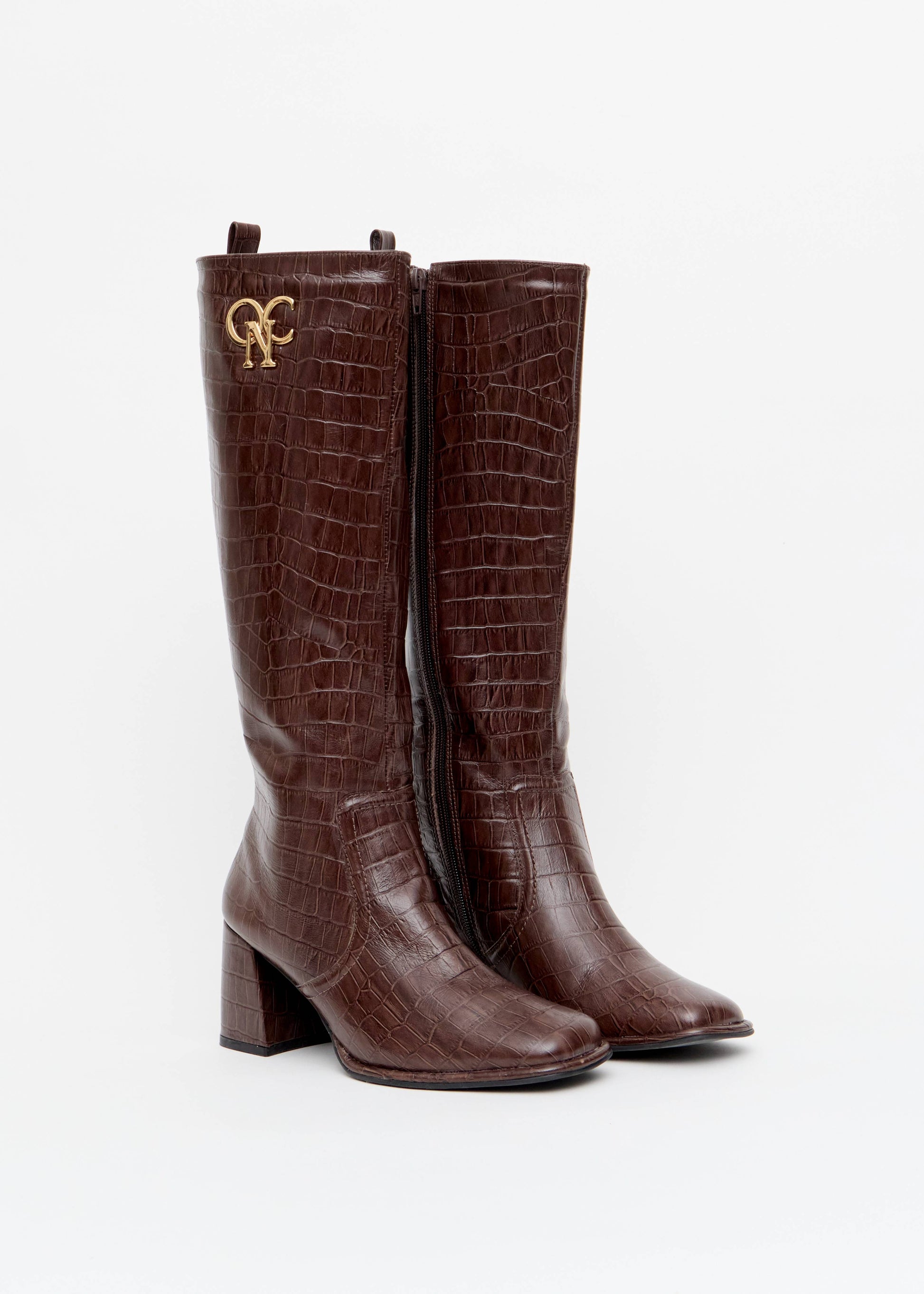 Bota cano longo croco marrom salto bloco monograma OP dourado Onça Preta