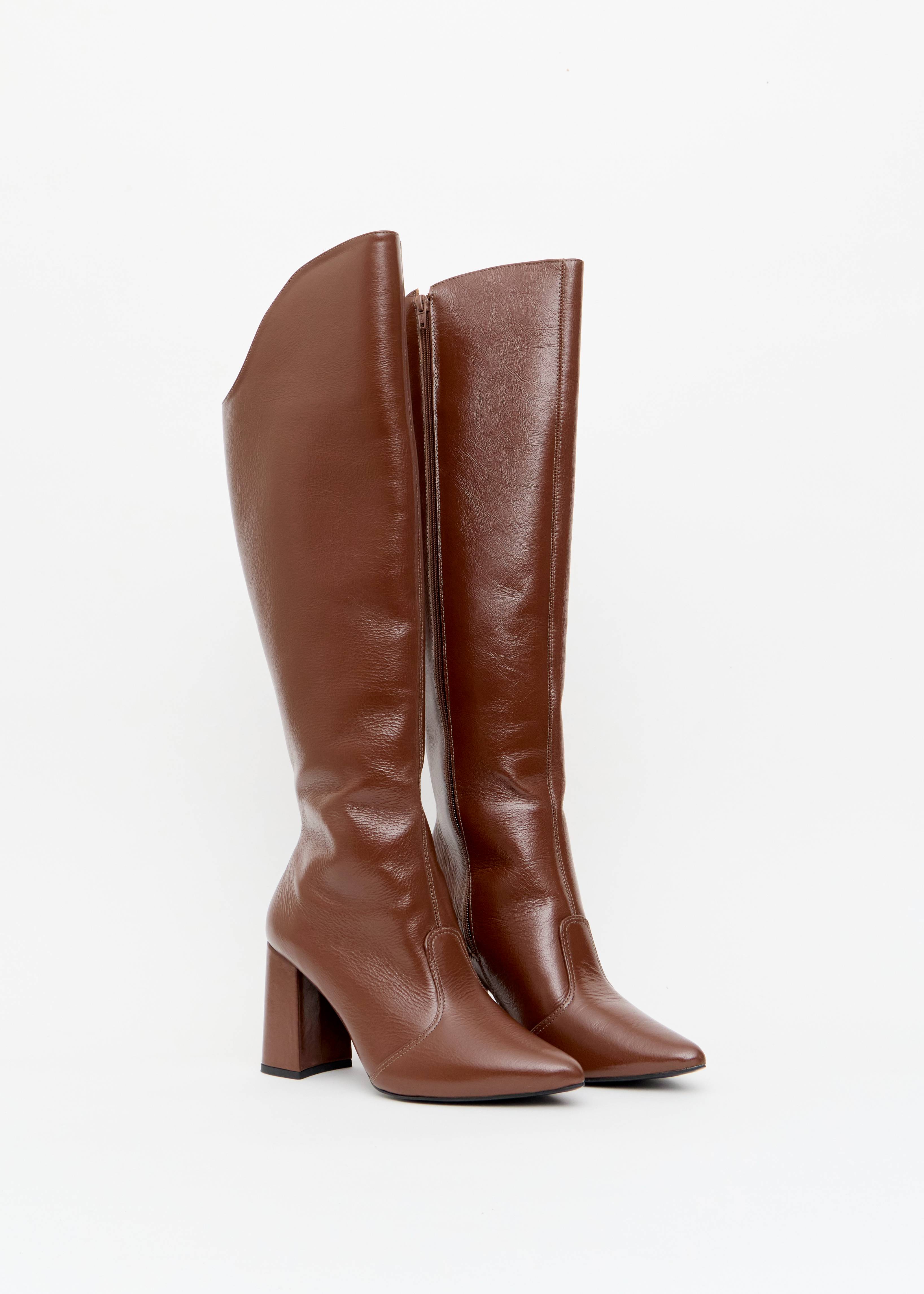 Bota cano longo crinkle chocolate look blazer xadrez Onça Preta