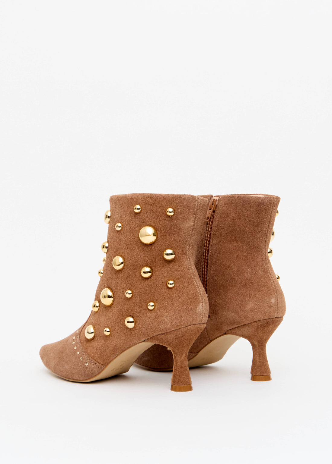 Bota cano curto camurca caramelo mix tachas douradas salto agulha Onça Preta