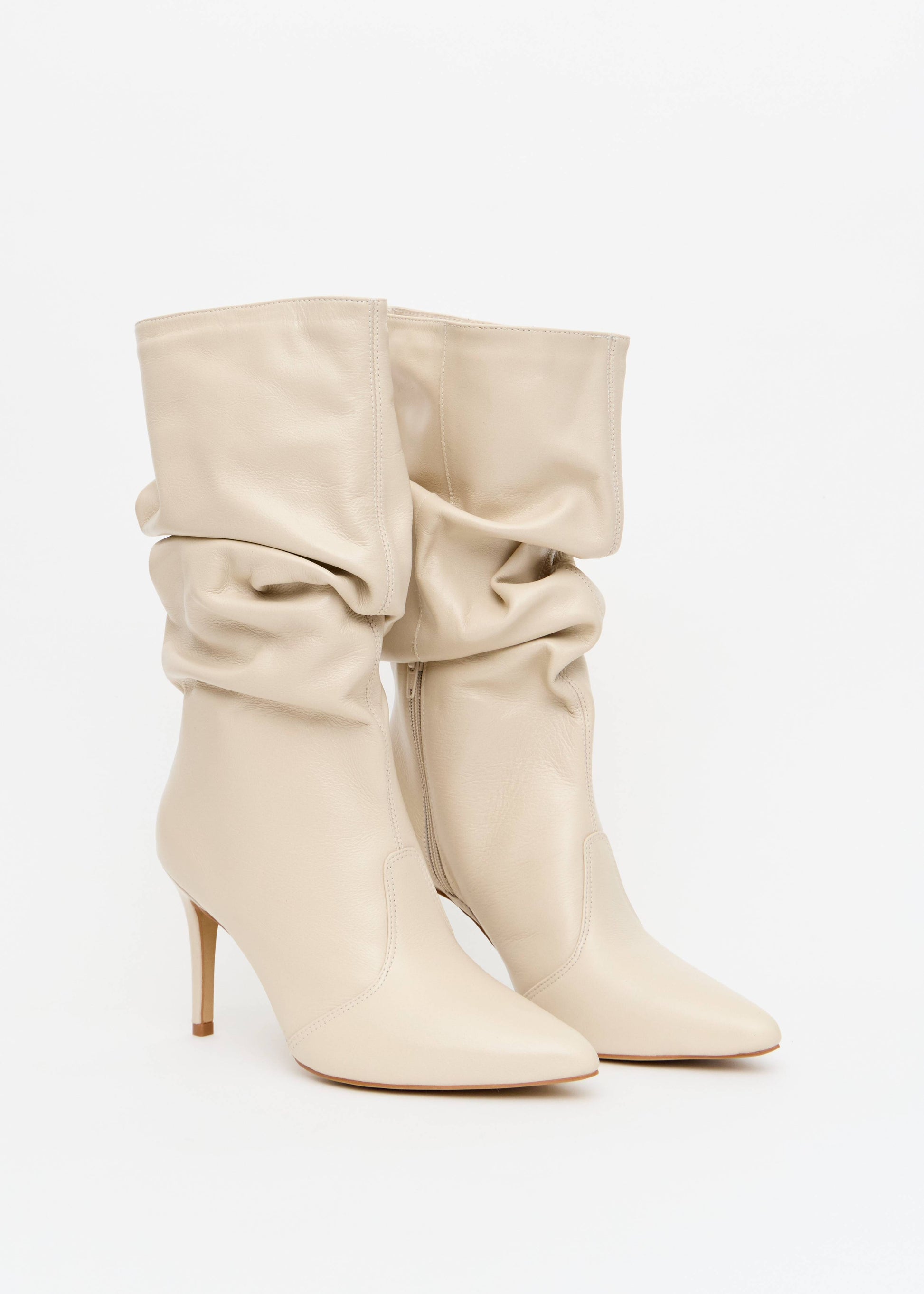 Bota cano medio franzida off white salto agulha bico fino Onça Preta