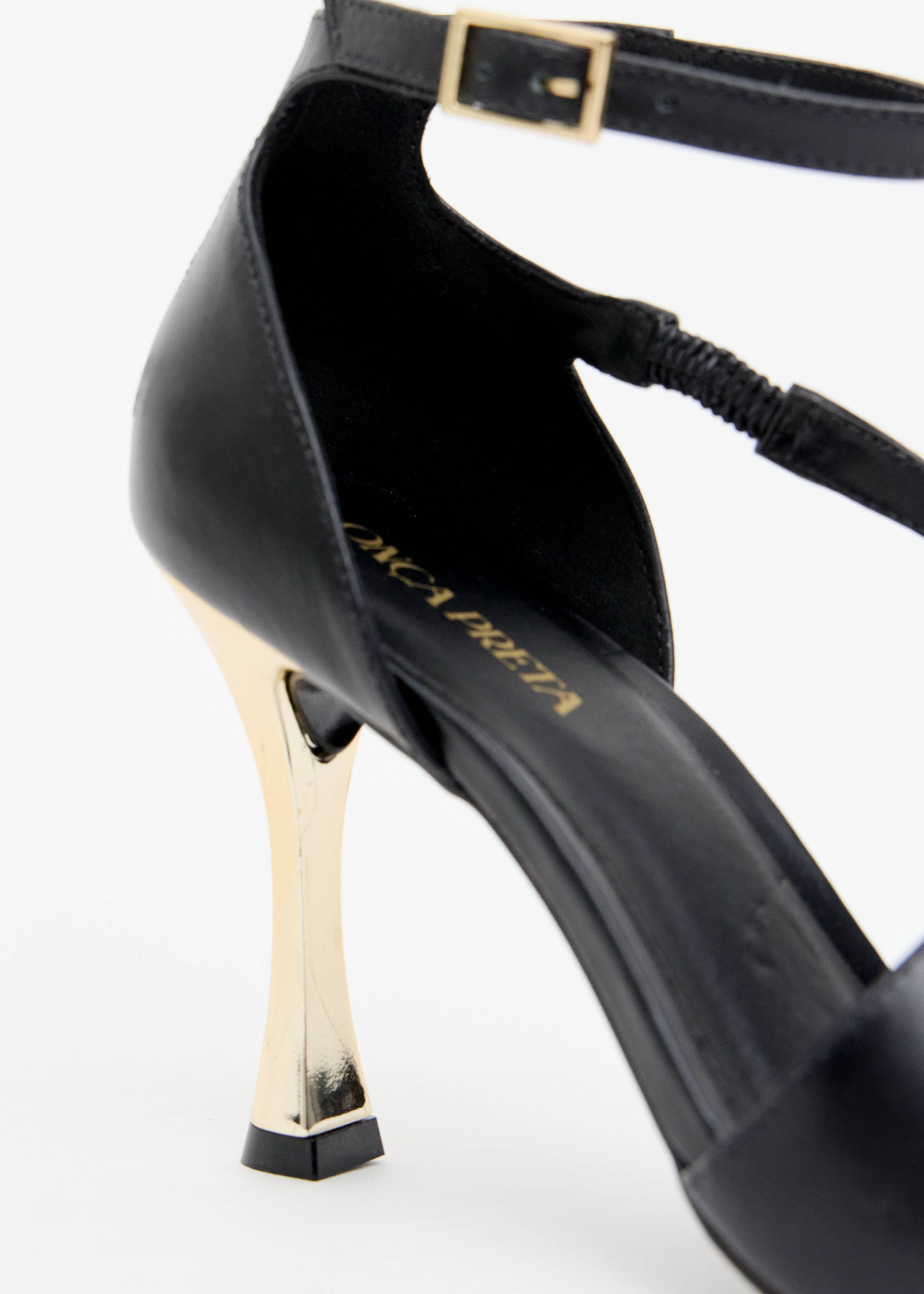 Detalhe salto agulha metalico dourado espelhado sandalia preta Onça Preta
