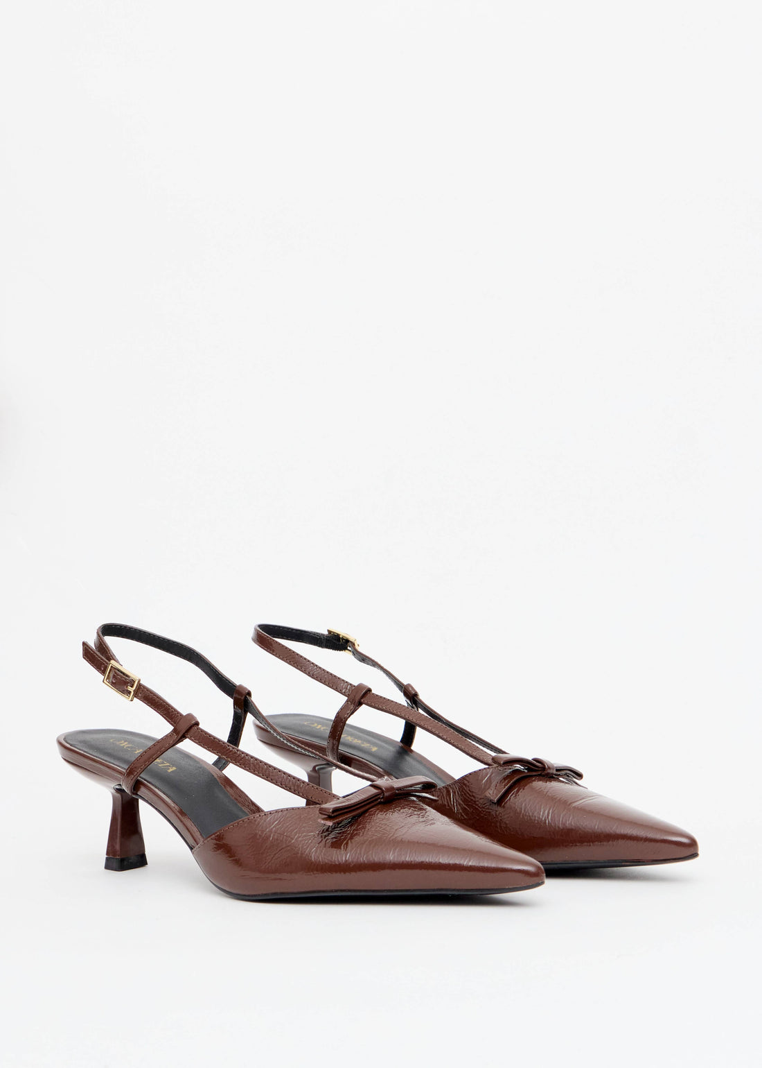 Scarpin slingback crinkle marrom laco bico dupla tira salto agulha Onça Preta