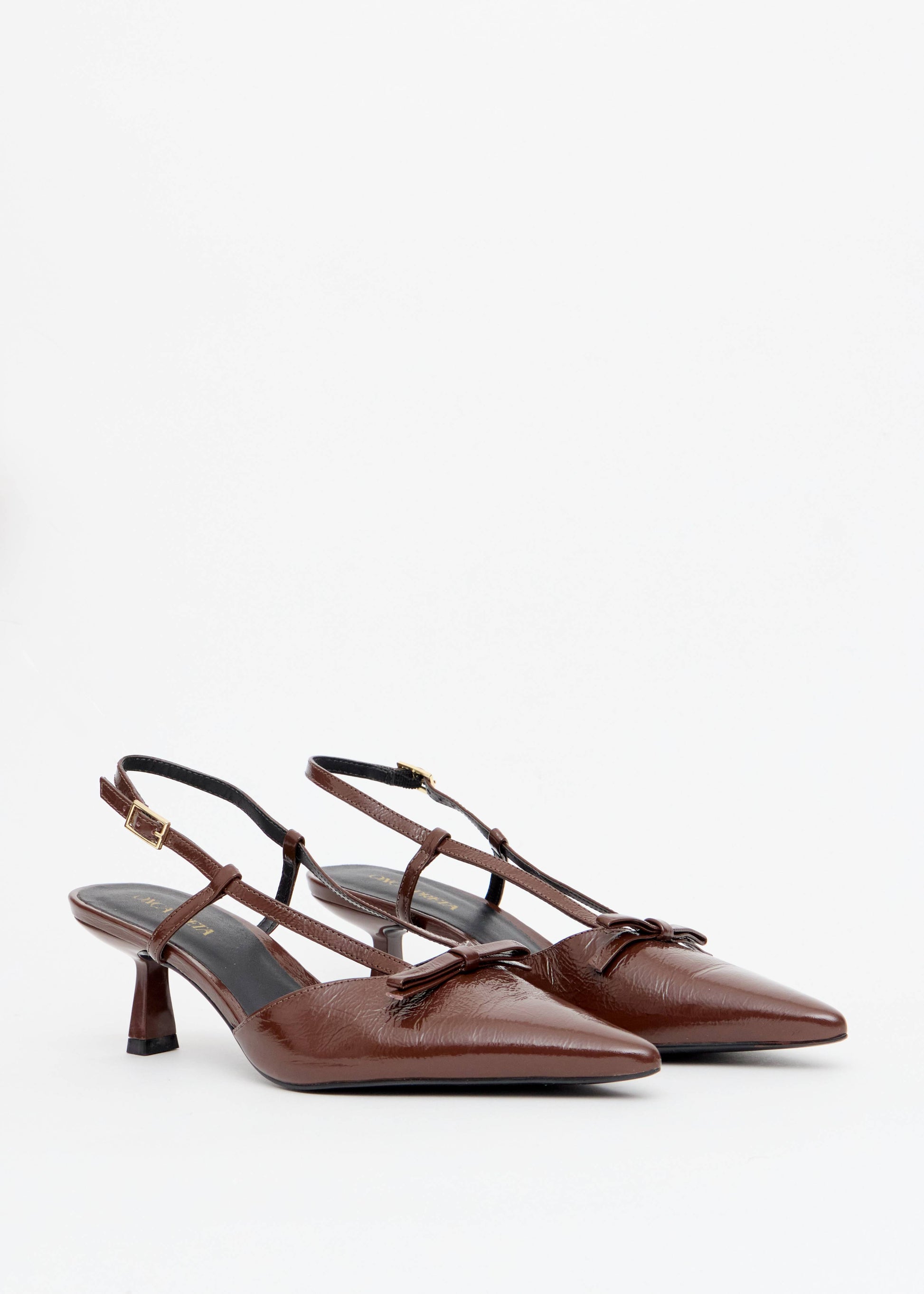 Scarpin slingback crinkle marrom laco bico dupla tira salto agulha Onça Preta