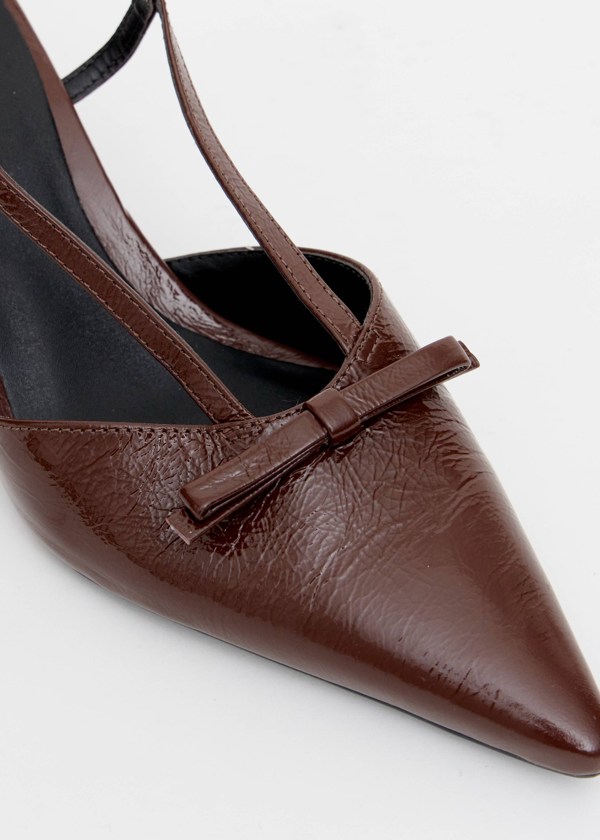 Detalhe laco bico scarpin slingback crinkle marrom Onça Preta