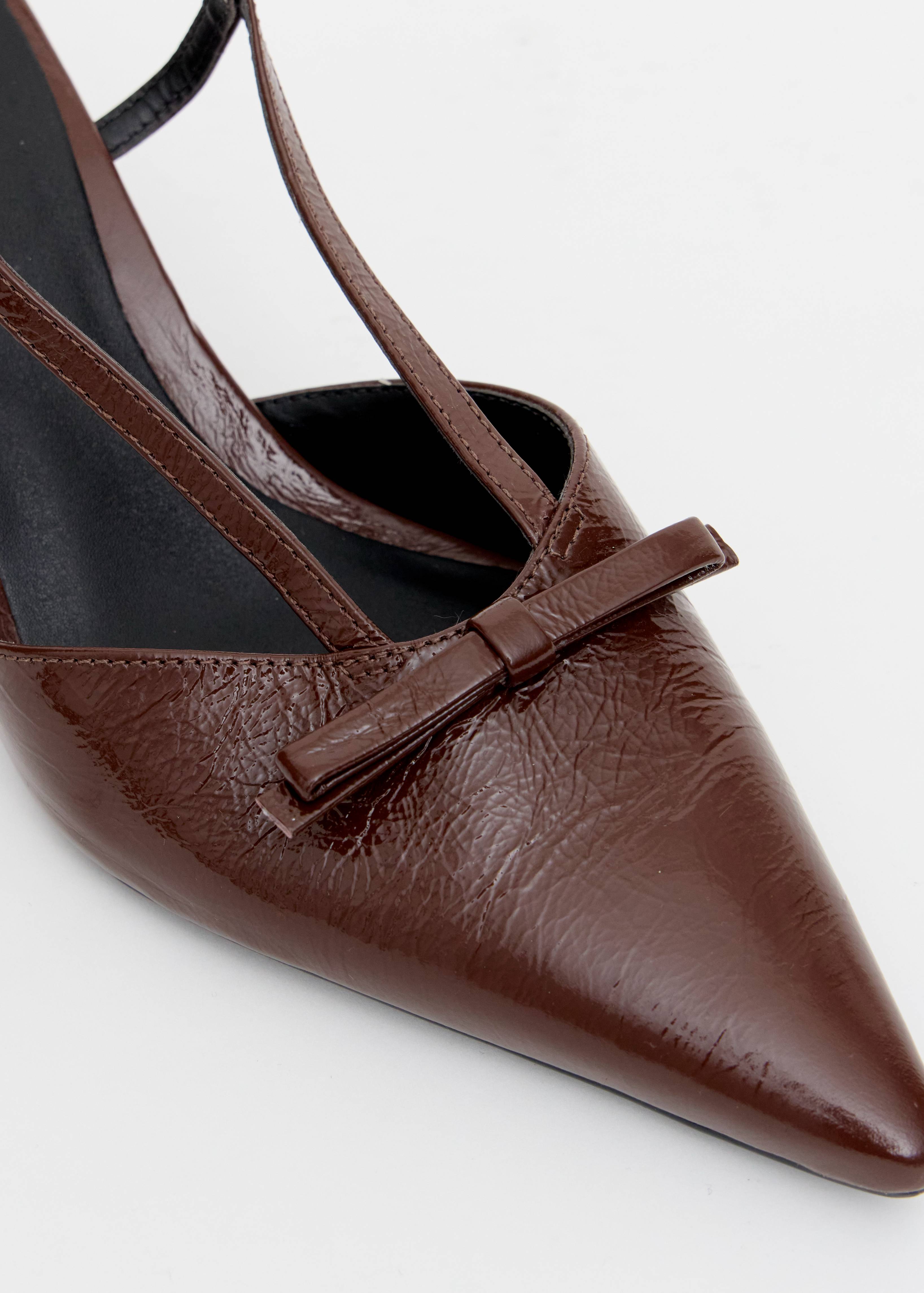 Detalhe laco bico scarpin slingback crinkle marrom Onça Preta