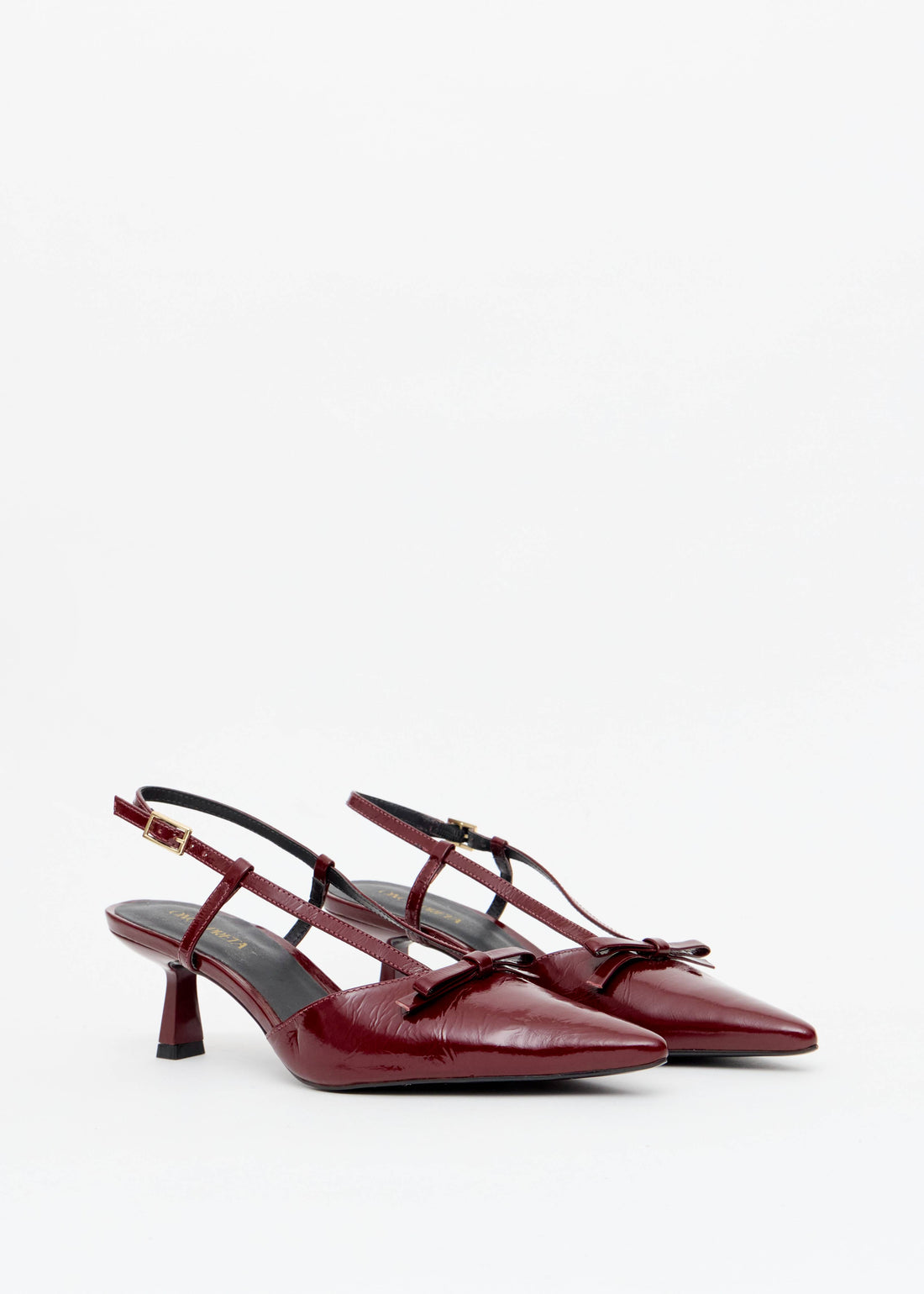 Scarpin slingback crinkle vinho laco bico dupla tira salto agulha Onça Preta