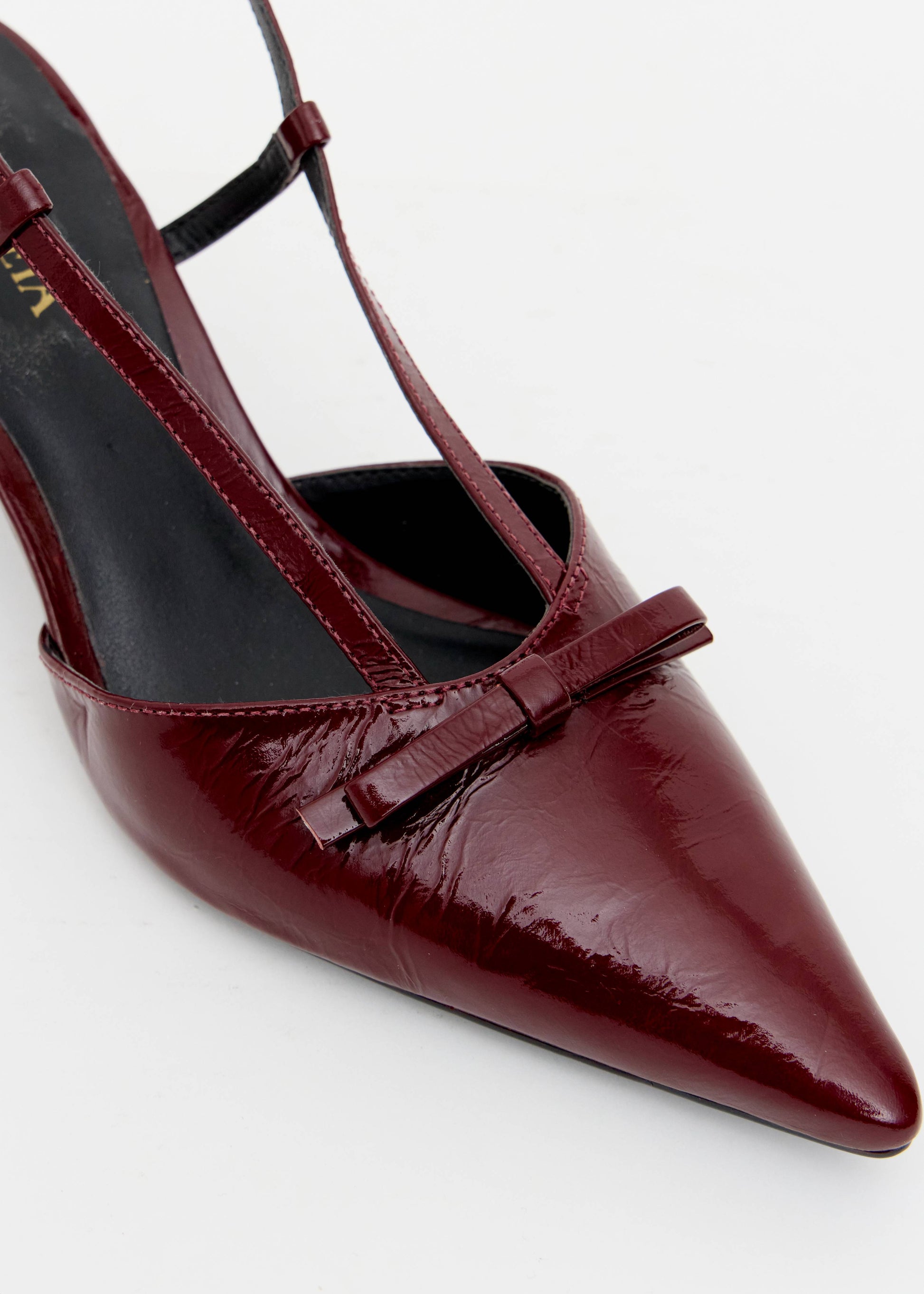 Detalhe laco bico scarpin slingback crinkle vinho Onça Preta