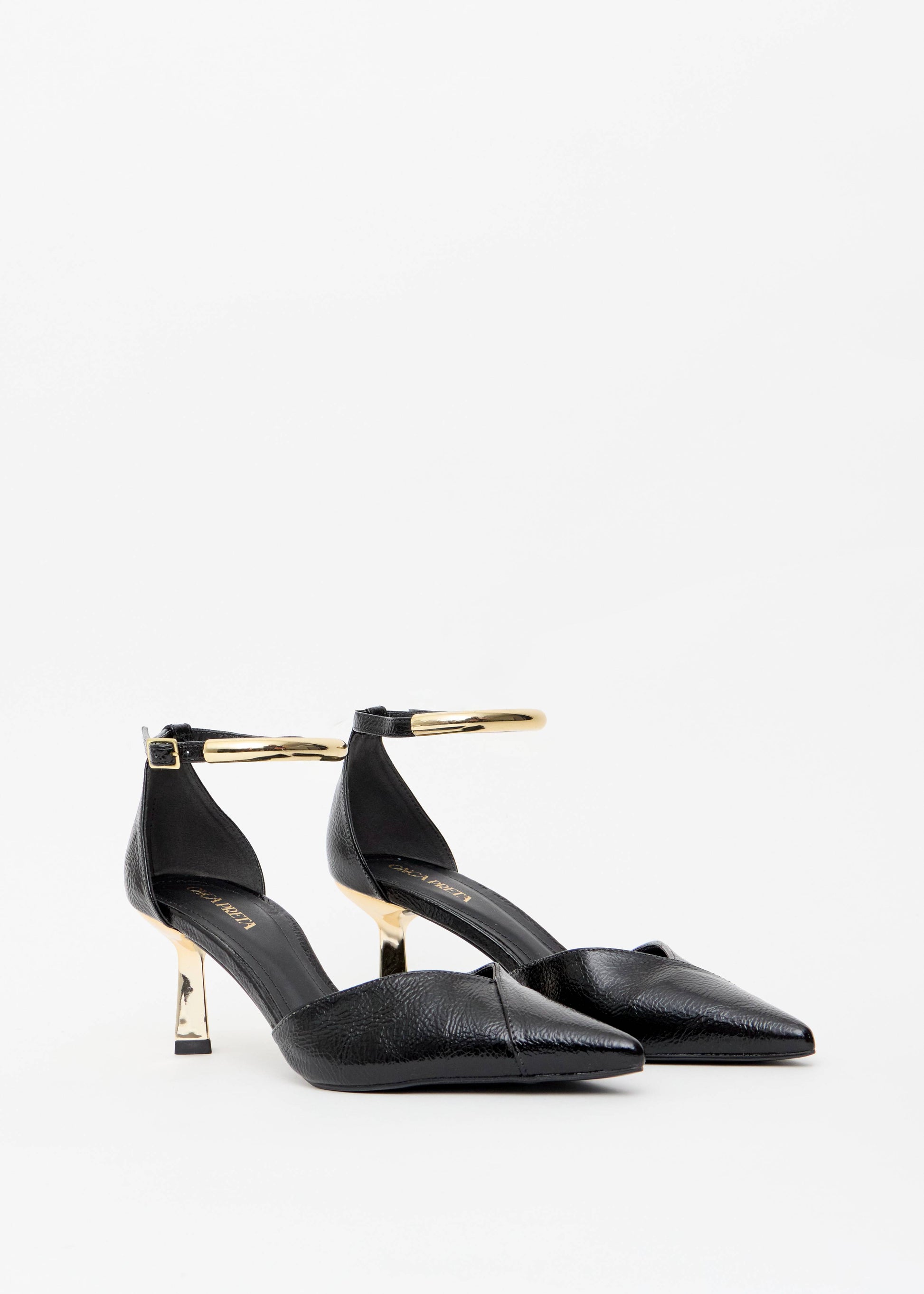 Scarpin aberto verniz preto tira metalica dourada salto agulha Onça Preta