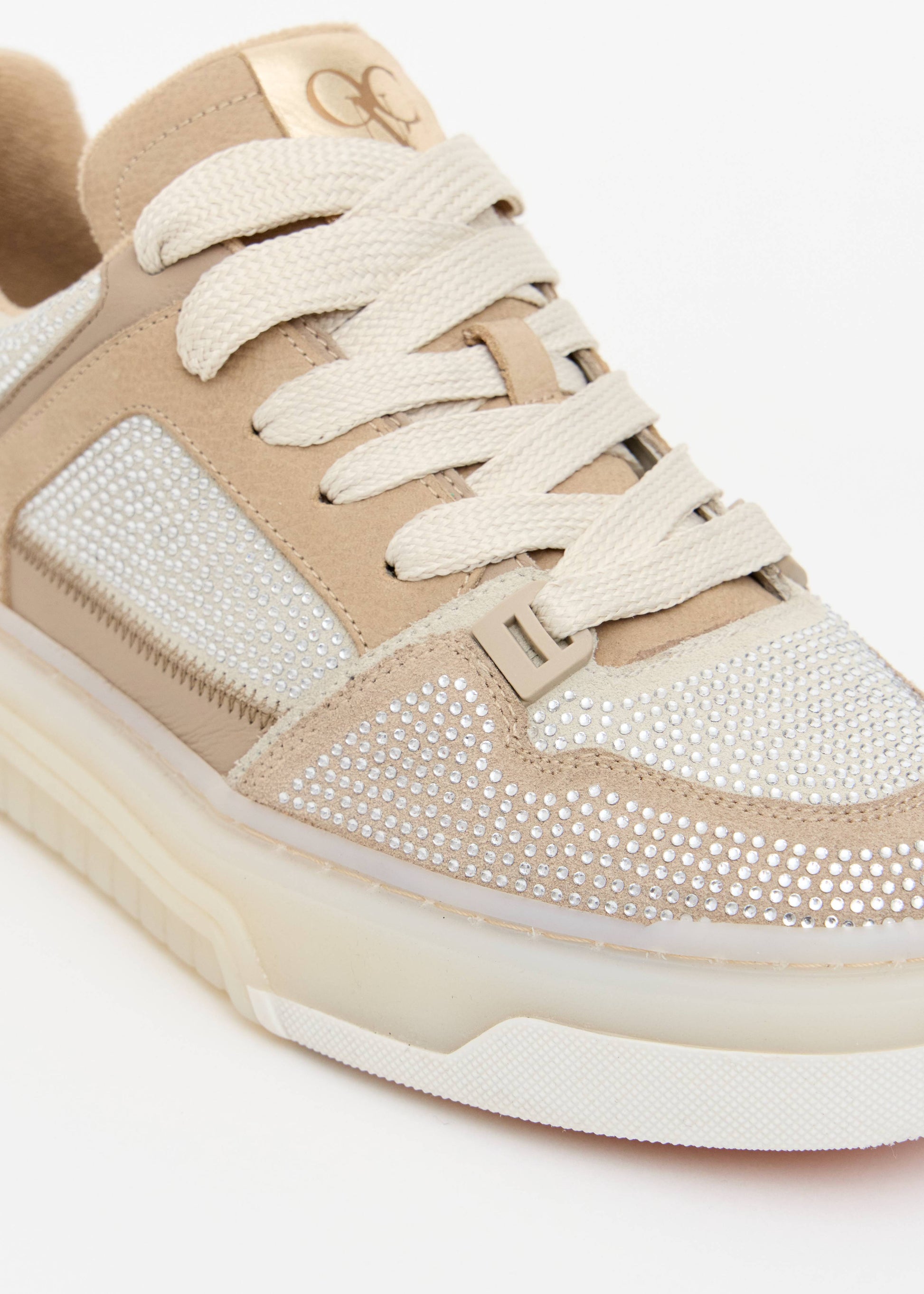 Detalhe strass prata tenis chunky camurca areia monograma OP dourado Onça Preta