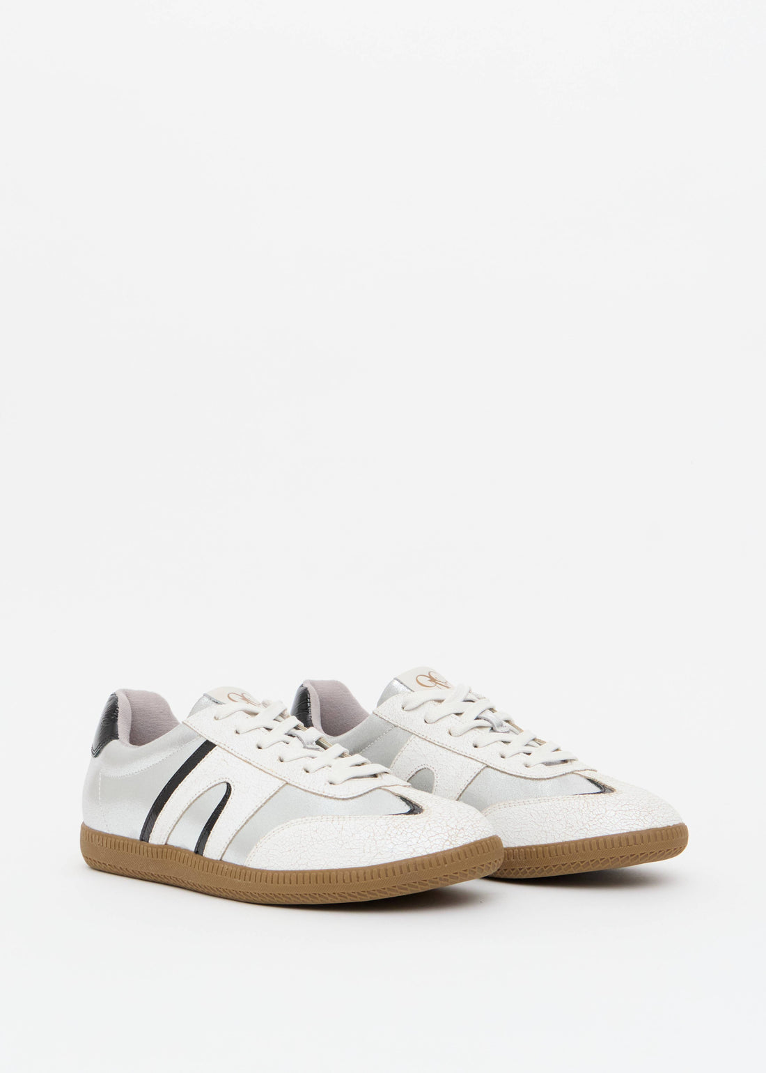 Tenis retro camurca crinkle off white painel prata solado goma Onça Preta

